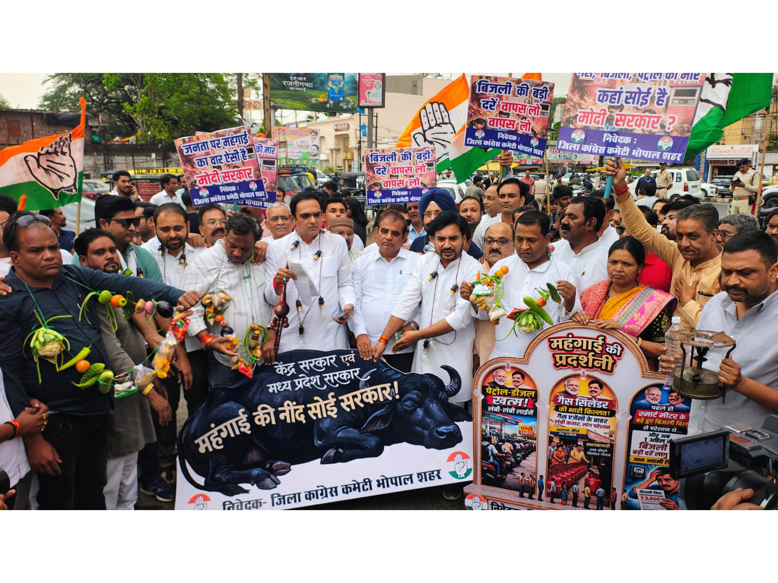 Congress workers staging protest in Bhopal (Photo/ANI)