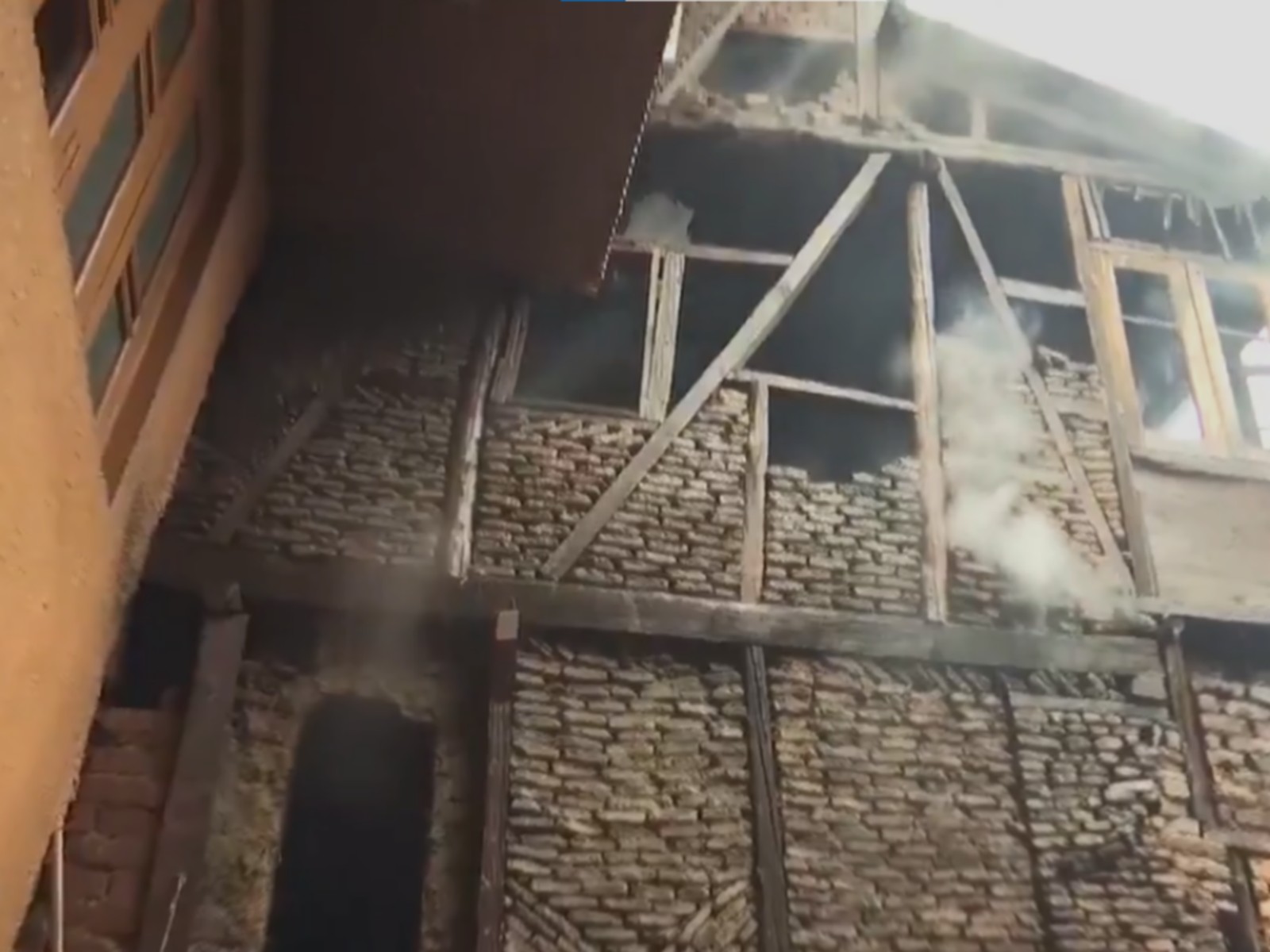Fire breaks out at a residential building in Srinagar's Habba Kadal area (Photo/ANI)