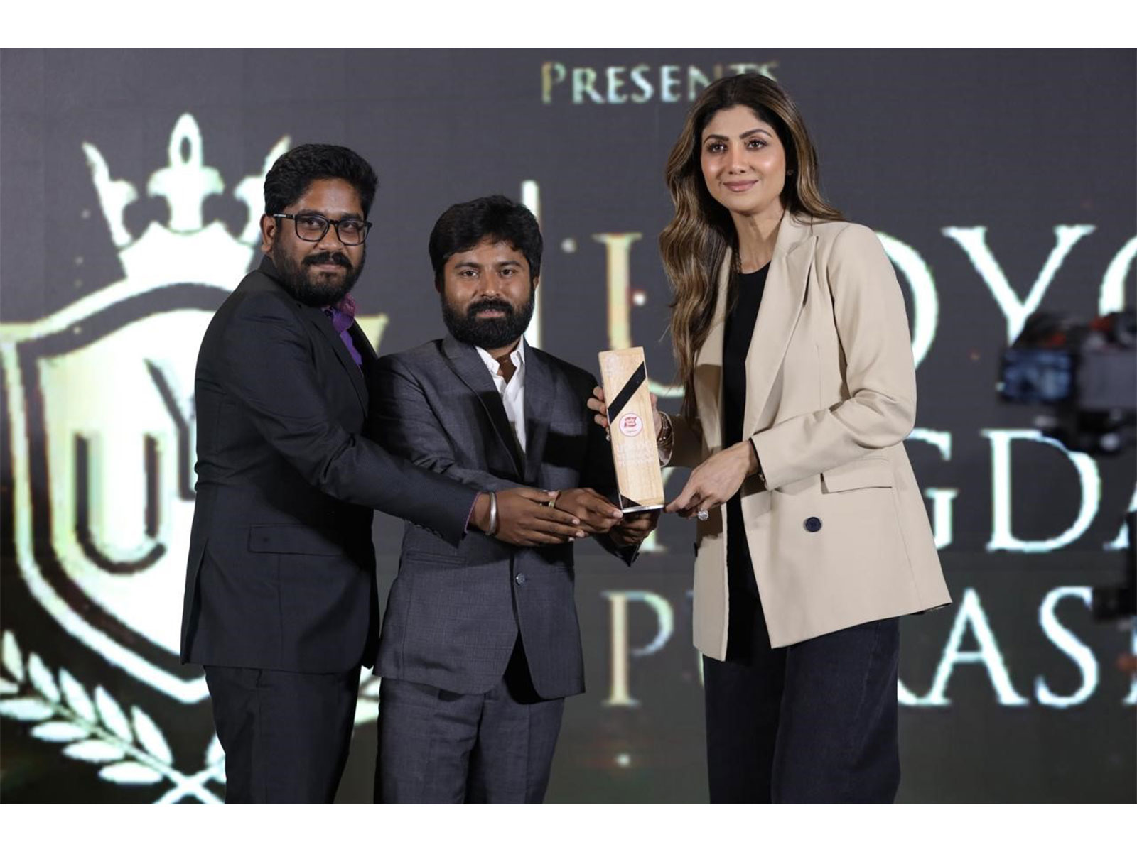100 Yards Constructions & Consultancy Pvt. Ltd. Honoured with ‘Udyog Yogdaan Puraskar’ by Shilpa Shetty