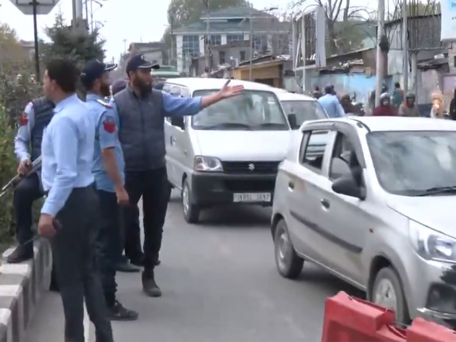 Officials launch experimental traffic changes in Srinagar (Photo/ANI) Officials launch experimental traffic changes in Srinagar (Photo/ANI)