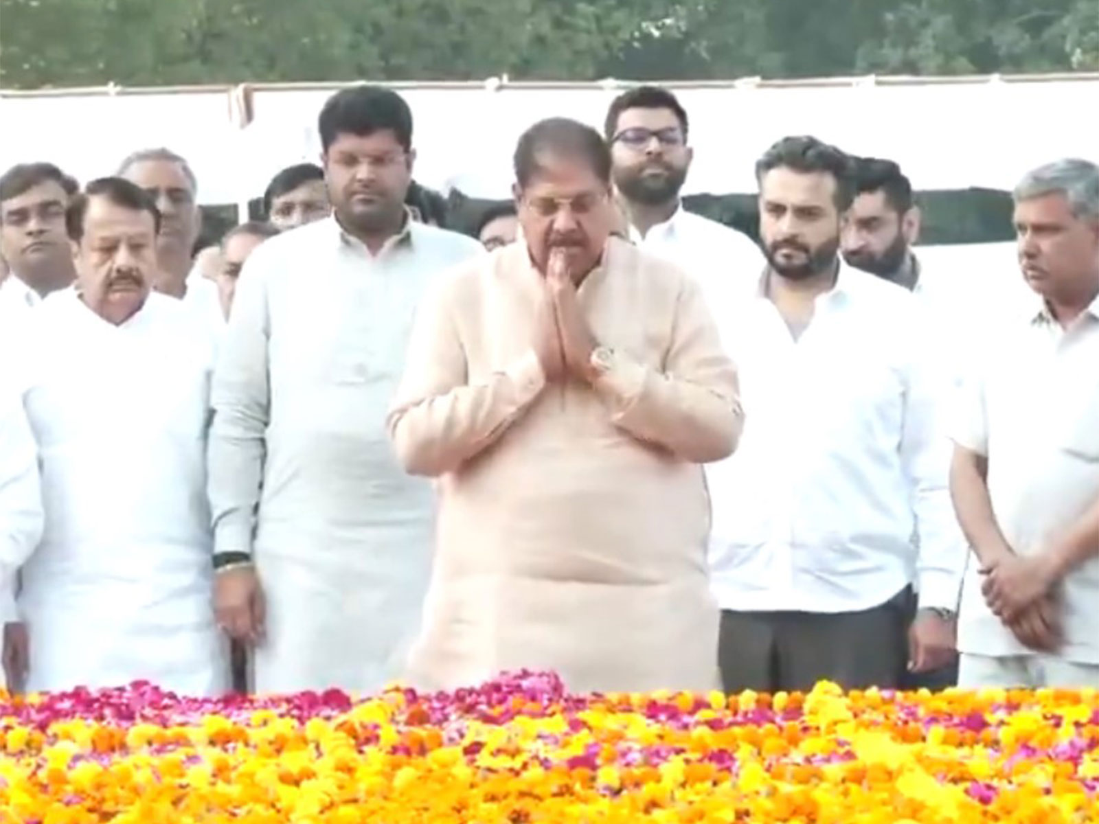 JJP leaders Dushyant Chautala and Ajay Singh Chautala pay tribute to Chaudhary Devi Lal (Photo/ANI) JJP leaders Dushyant Chautala and Ajay Singh Chautala pay tribute to Chaudhary Devi Lal (Photo/ANI)