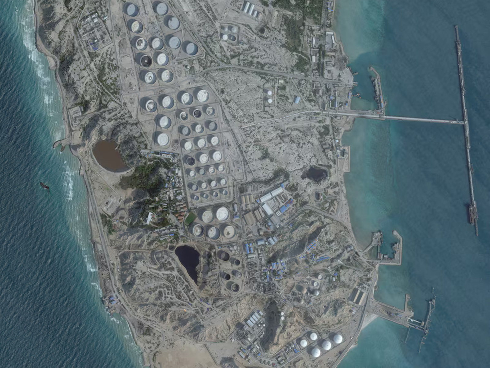 A satellite image shows an oil terminal at Kharg Island, Iran (Photo/Reuters) A satellite image shows an oil terminal at Kharg Island, Iran (Photo/Reuters)