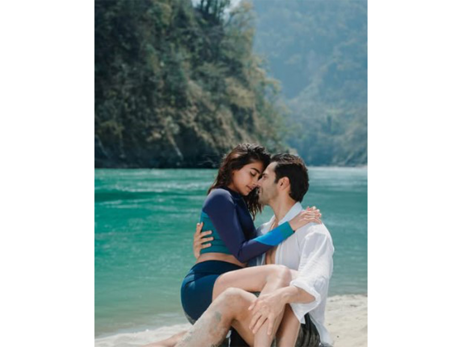 Actors Varun Dhawan and Pooja Hegde (Image source: Instagram@varundvn)