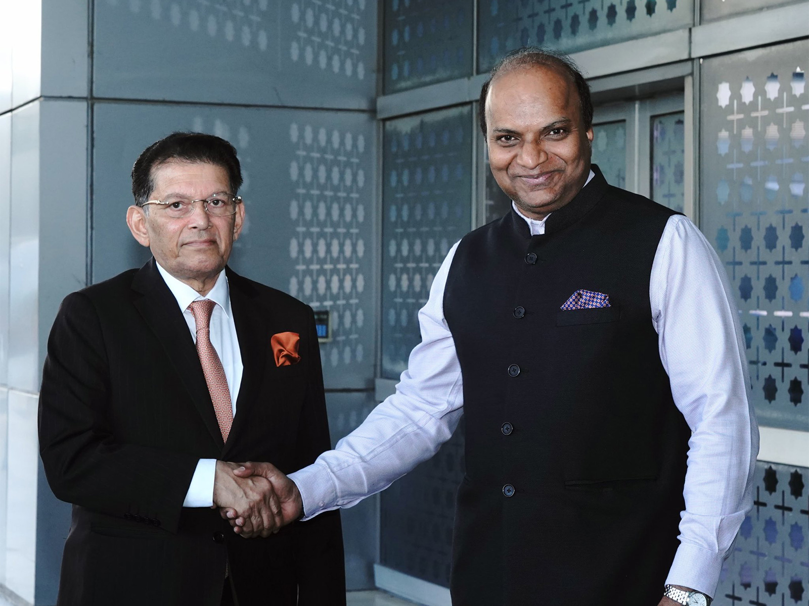 Bangladesh Foreign Minister Khalilur Rahman was accorded a warm welcome on arrival in the national capital (Photo/X/@MEAIndia)