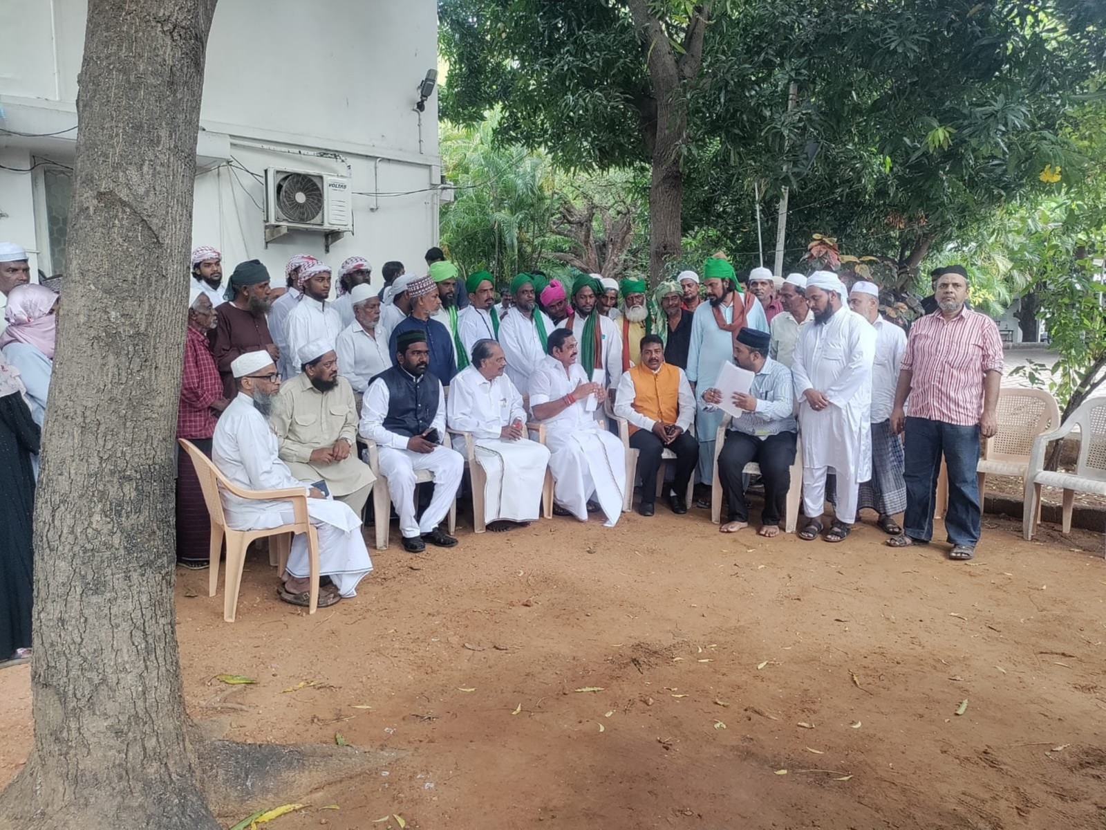 South India Dargah Mosque Association with Edappadi K. Palaniswami (Photo/South India Dargah Mosque Association)