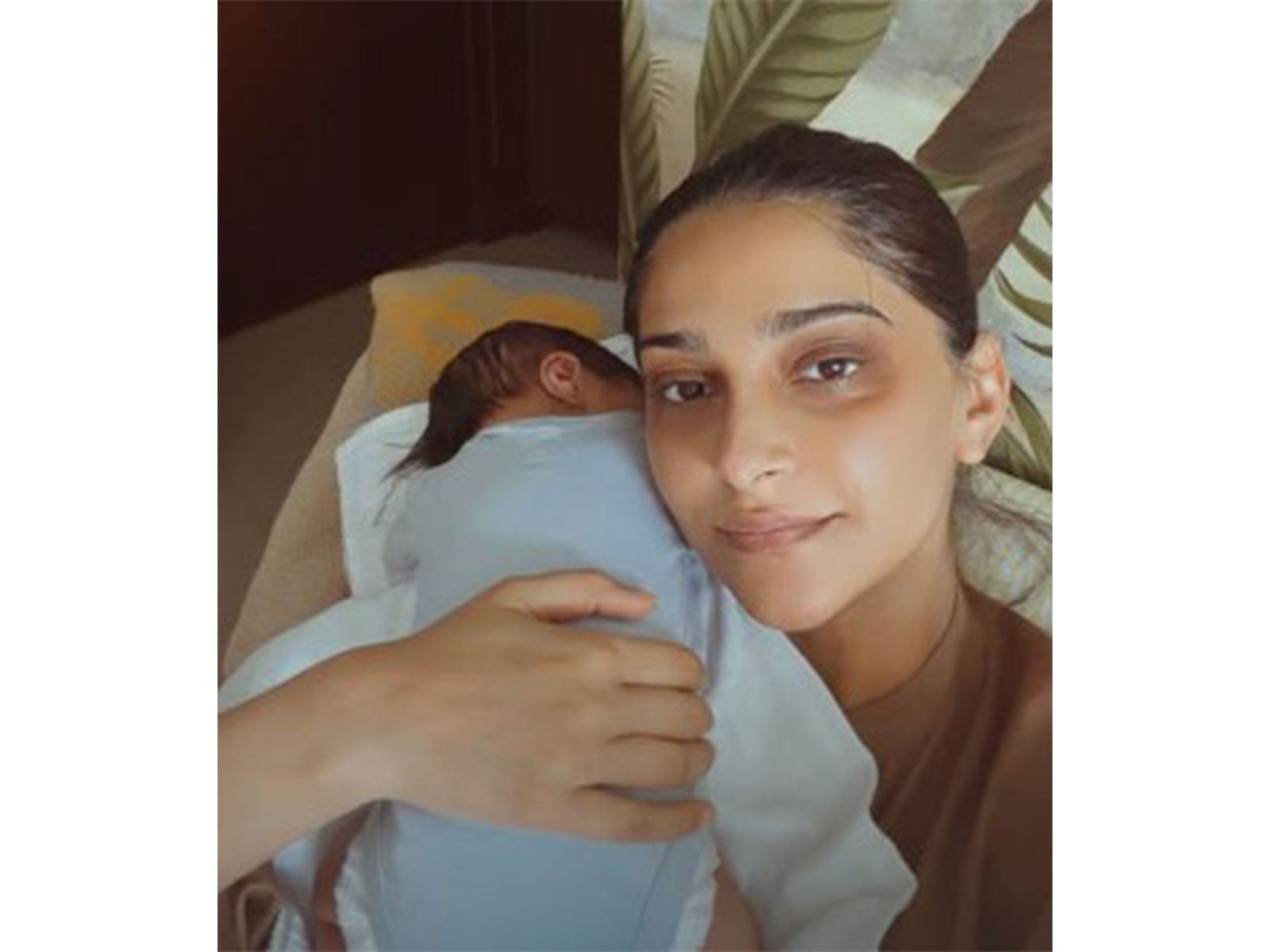 Sonam Kapoor with her newborn son (Photo/Instagram/@sonamkapoor)