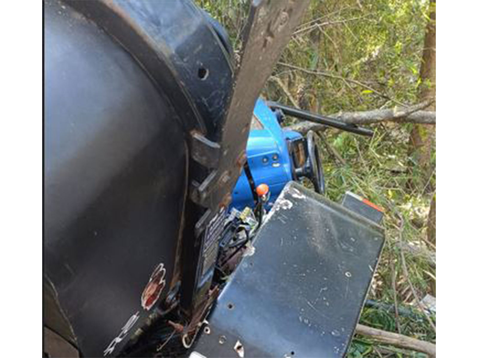 Overturned tractor-trolley (Photo/Himachal Pradesh Police)