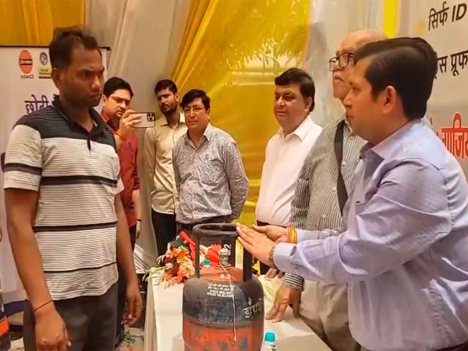 Lpg Distributors Association Introduce 5 Kg small LPG cylinders for workers and poor families  (Photo/ANI)