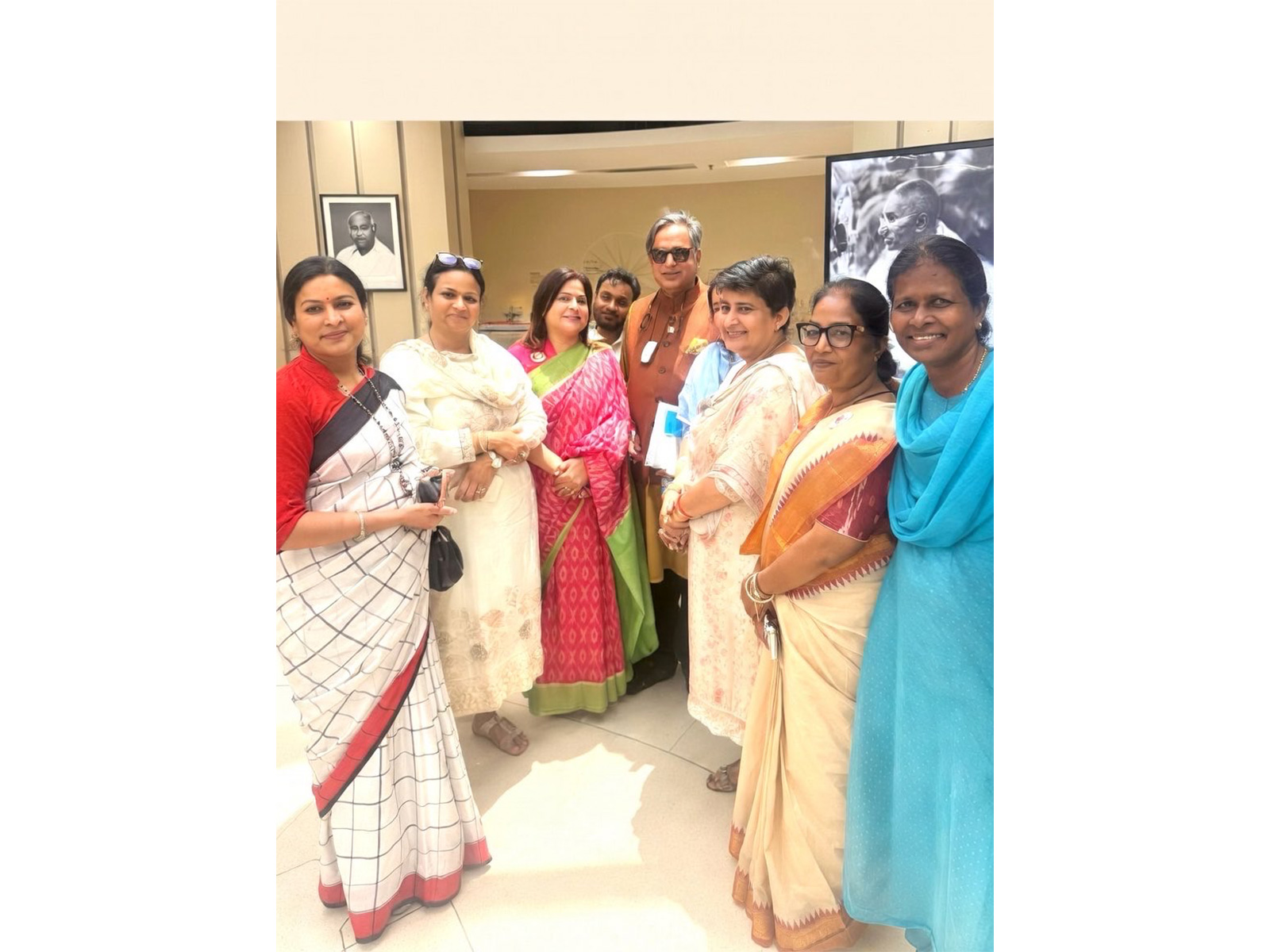 Congress MP Shashi Tharoor with Mahil Congress delegation (Photo/@ShashiTharoor)