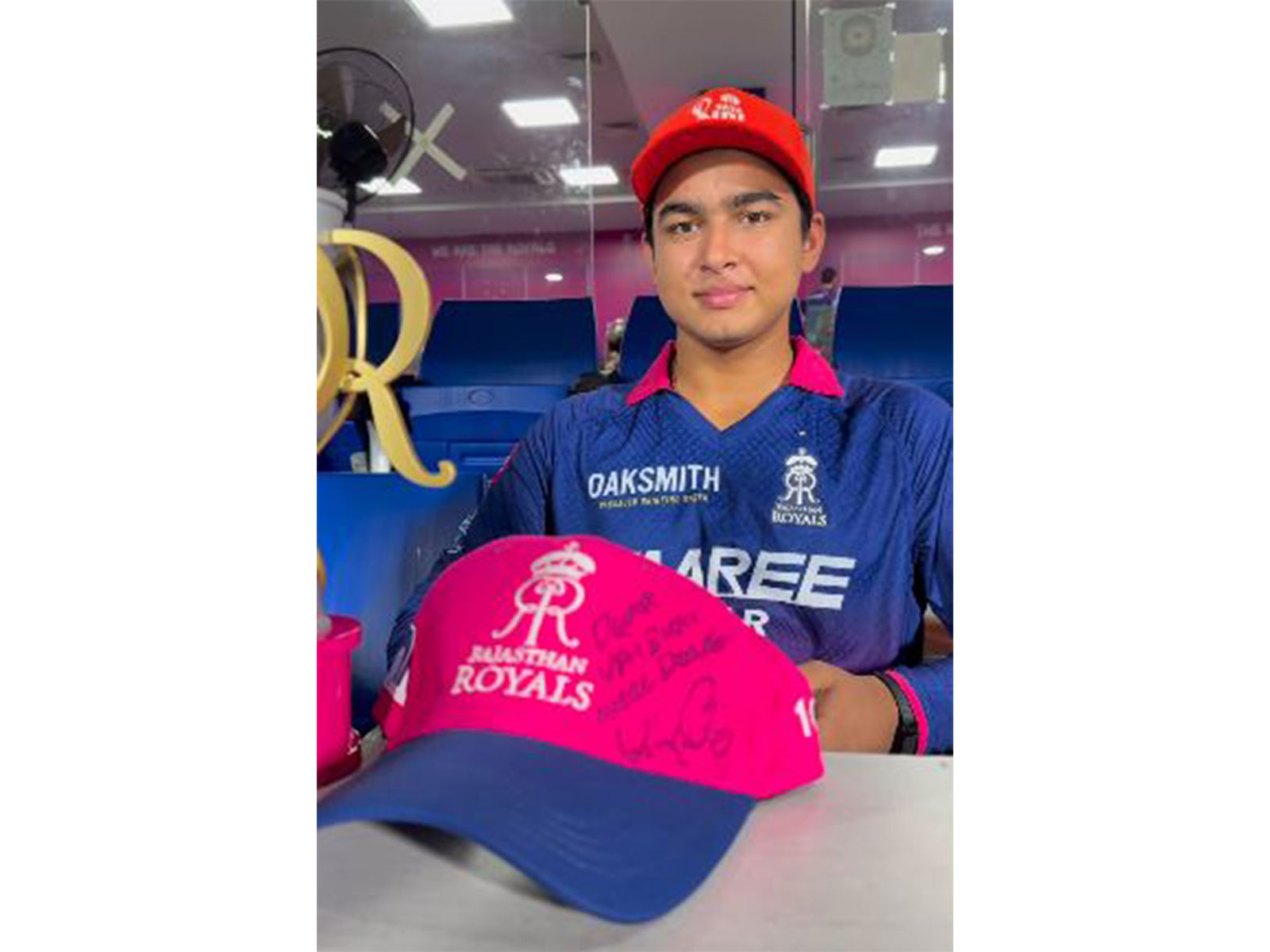 Vaibhav Sooryavanshi with signed cap from Virat Kohli (Photo/Instagram@Rajasthan Royals) Vaibhav Sooryavanshi with signed cap from Virat Kohli (Photo/Instagram@Rajasthan Royals)