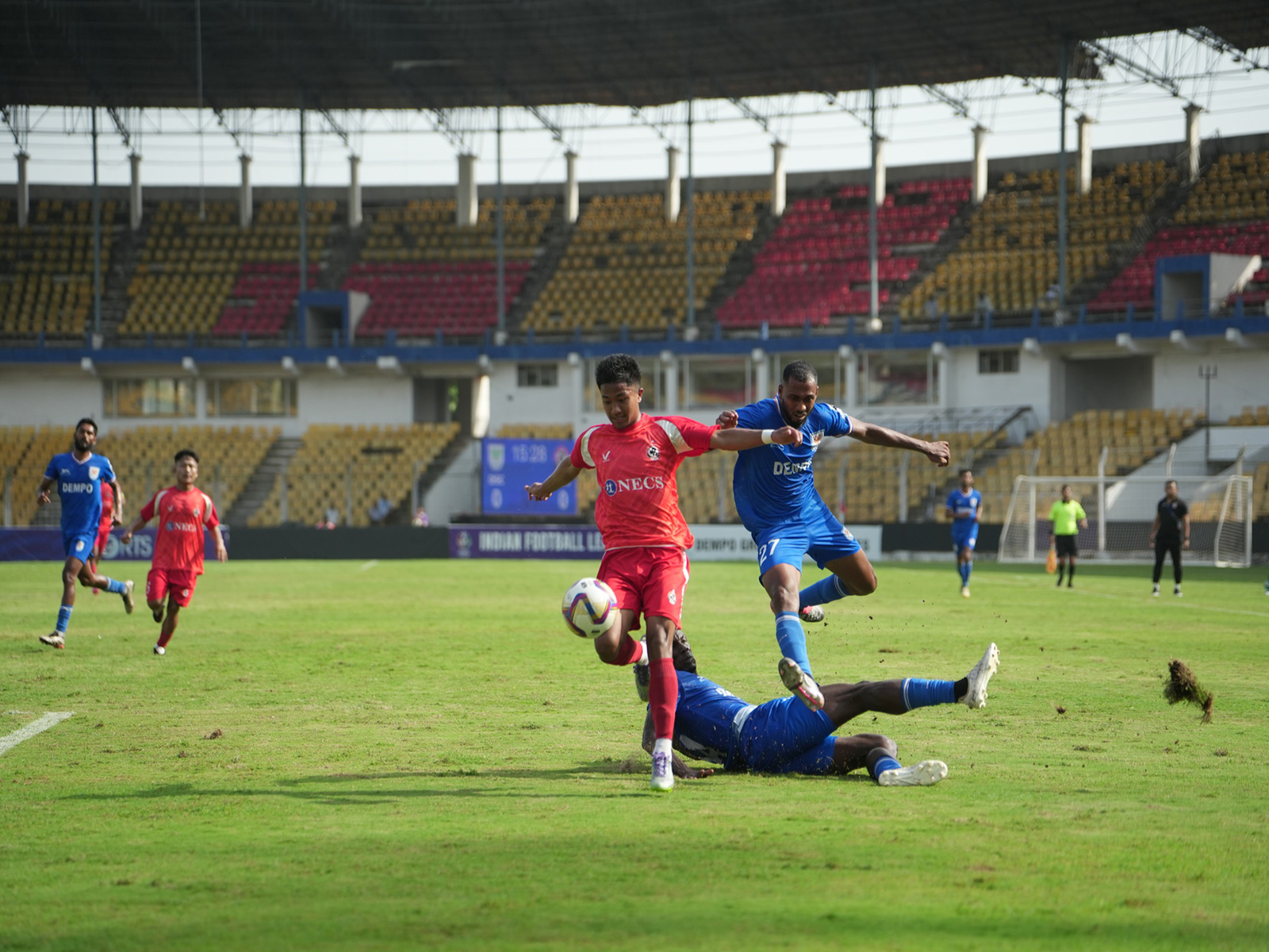 Dempo SC and Aizawl FC players in action (Photo: AIFF Media) Dempo SC and Aizawl FC players in action (Photo: AIFF Media)