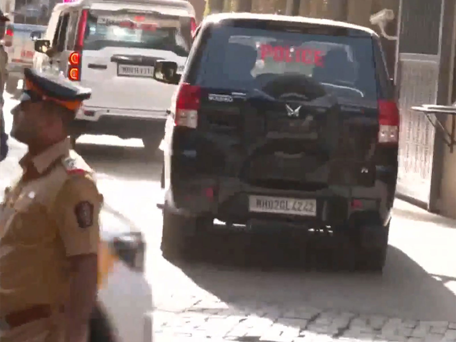 Maharashtra CM Devendra Fadnavis reaches the residence of legendary singer Asha Bhosle in Mumbai (Photo/ANI) Maharashtra CM Devendra Fadnavis reaches the residence of legendary singer Asha Bhosle in Mumbai (Photo/ANI)