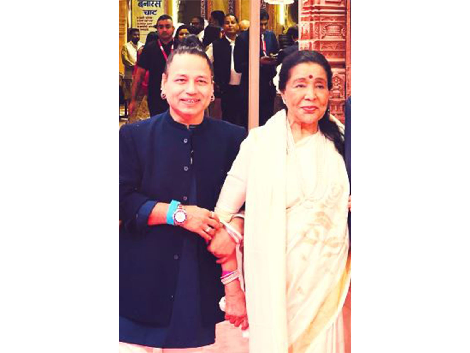 Kailash Kher honours Asha Bhosle (Photo/Instagram@kailashkher) Kailash Kher honours Asha Bhosle (Photo/Instagram@kailashkher)
