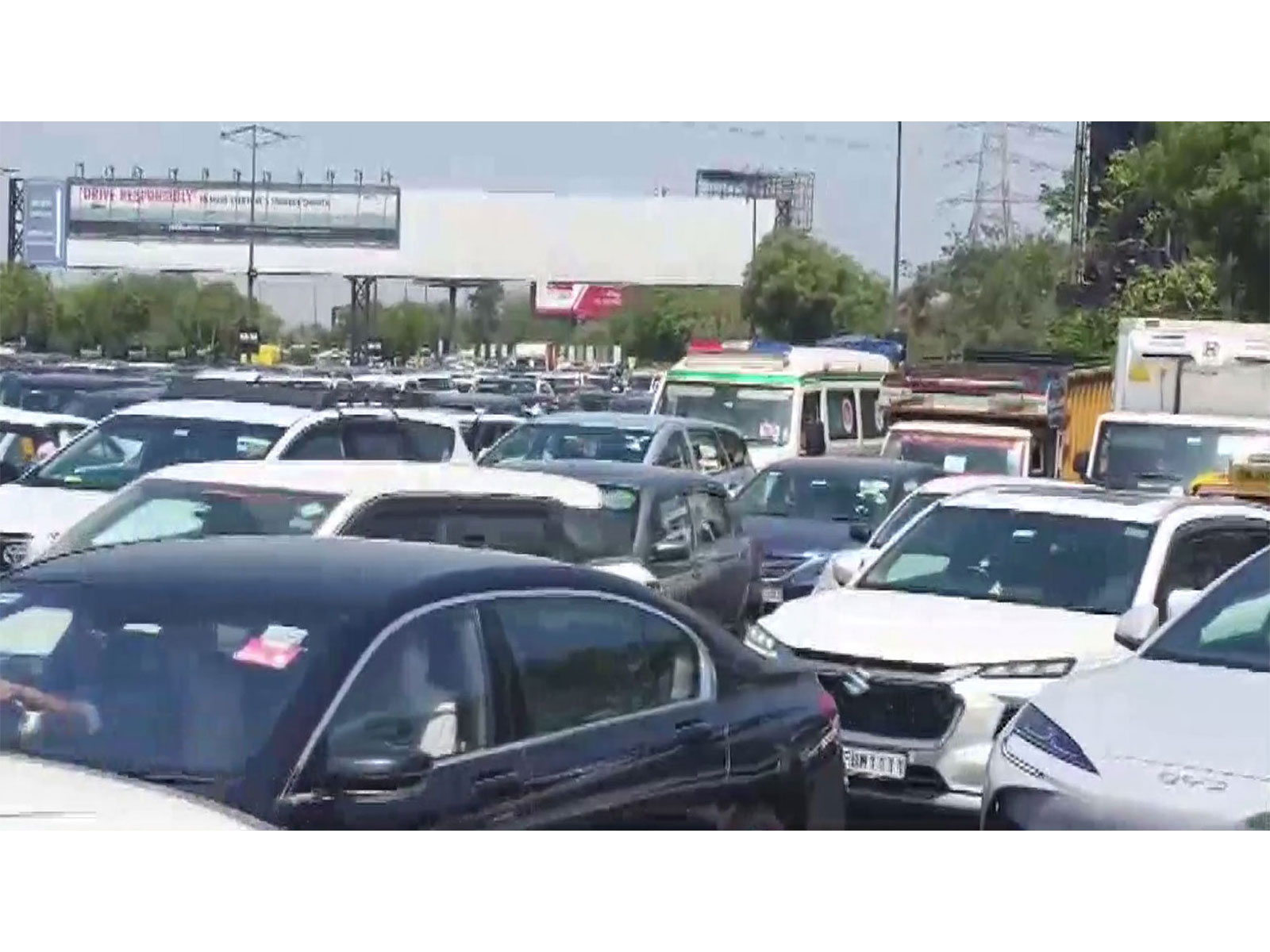 Traffic congestion at DND Flyway (Photo/ANI)