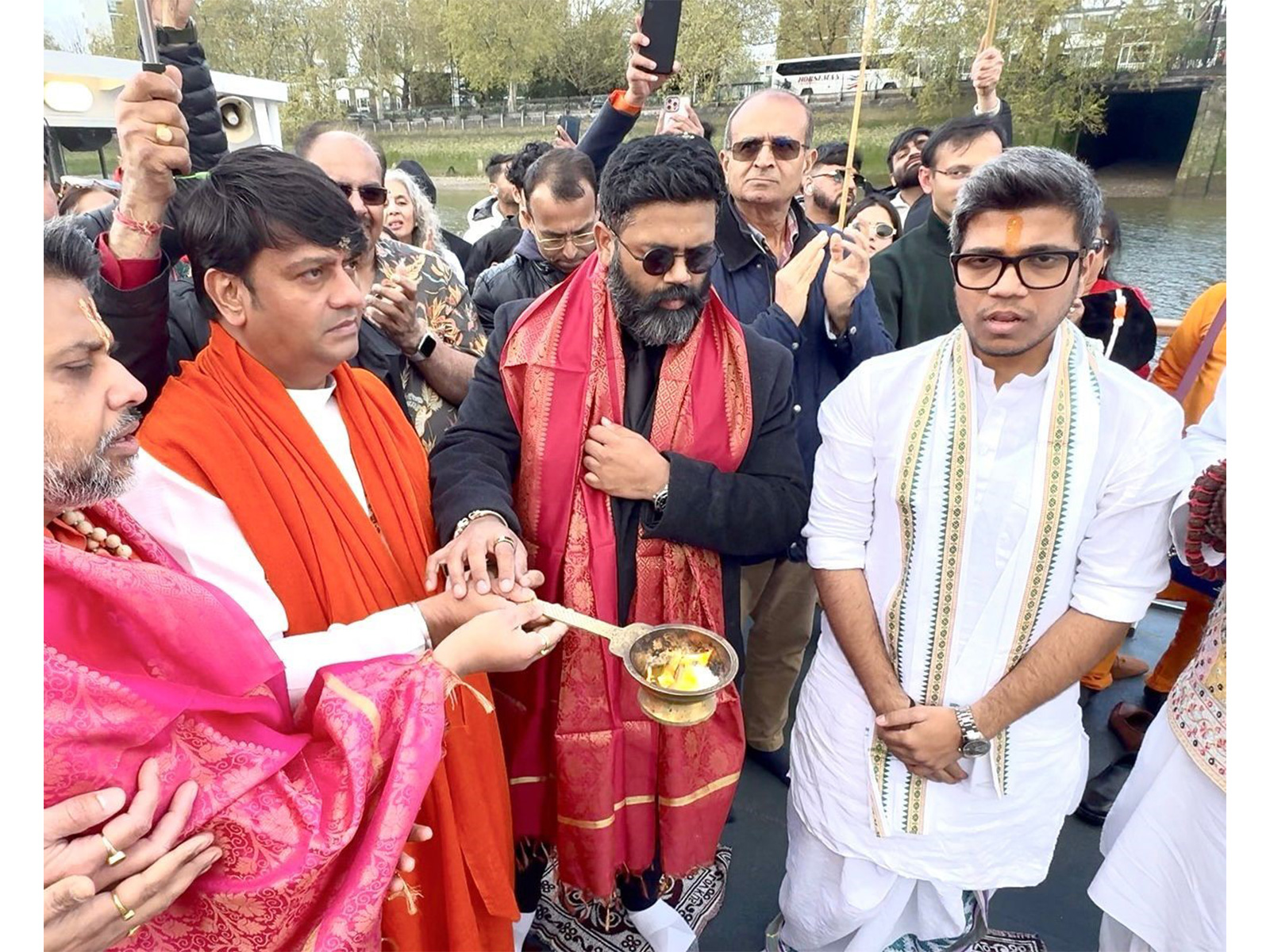 Historic “Prayer for Global Peace” Ganga Aarti Held on River Thames by Two Holy Men and Over 250 Devotees Historic “Prayer for Global Peace” Ganga Aarti Held on River Thames by Two Holy Men and Over 250 Devotees
