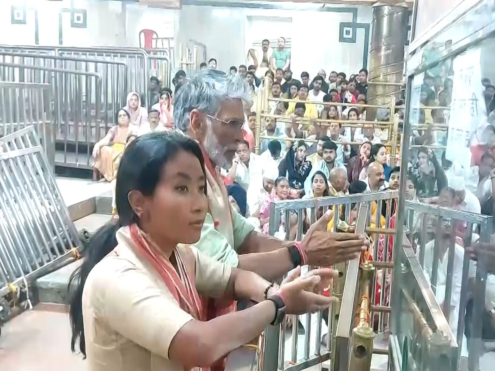 Milind Soman, Ankita Konwar offer prayers at Mahakaleshwar Temple (Photo/ANI) Milind Soman, Ankita Konwar offer prayers at Mahakaleshwar Temple (Photo/ANI)