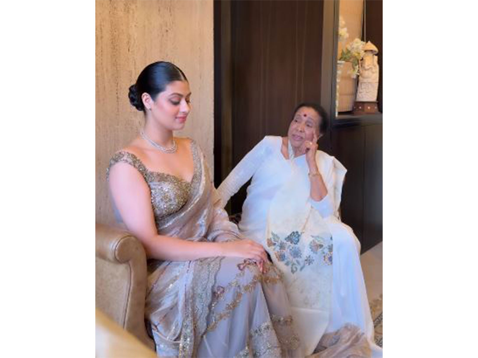 Asha Bhosle with granddaughter Zanai Bhosle (Photo/instagram/@zanaibhosle) Asha Bhosle with granddaughter Zanai Bhosle (Photo/instagram/@zanaibhosle)