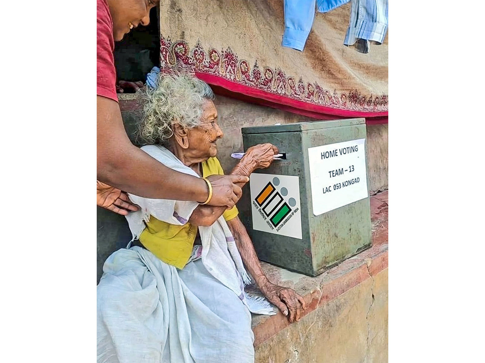 Home voting facility offered to elderly (Photo/Election Commission) Home voting facility offered to elderly (Photo/Election Commission)