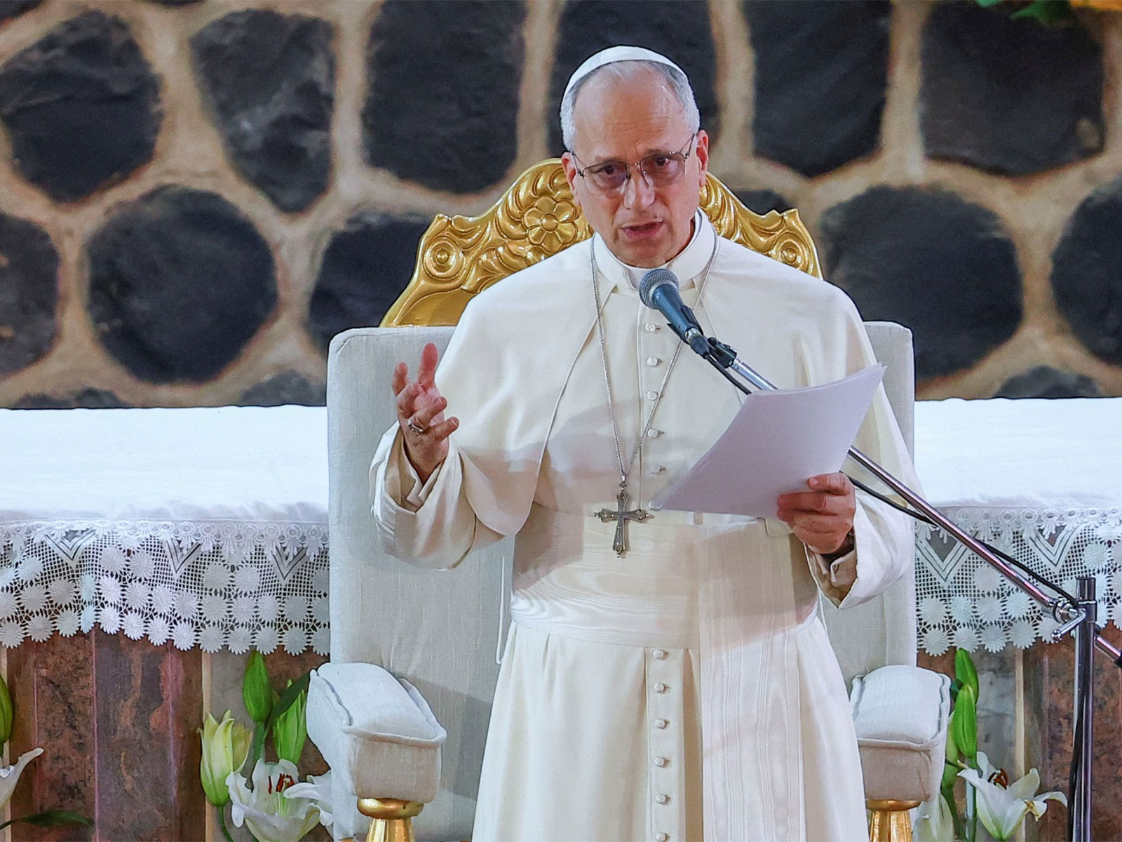 Pope Leo XIV gives a speech during a meeting for peace with the community of Bamenda in Cameroon (Photo/Reuters)
