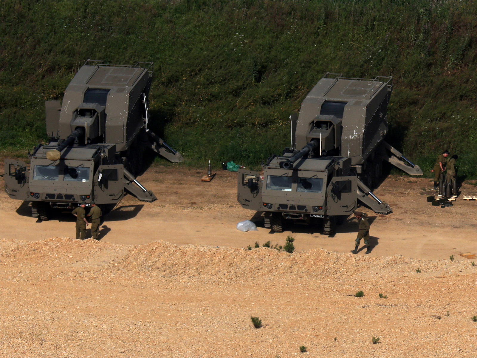 Israeli soldiers stand near the Israel-Lebanon border (Photo/Reuters) Israeli soldiers stand near the Israel-Lebanon border (Photo/Reuters)