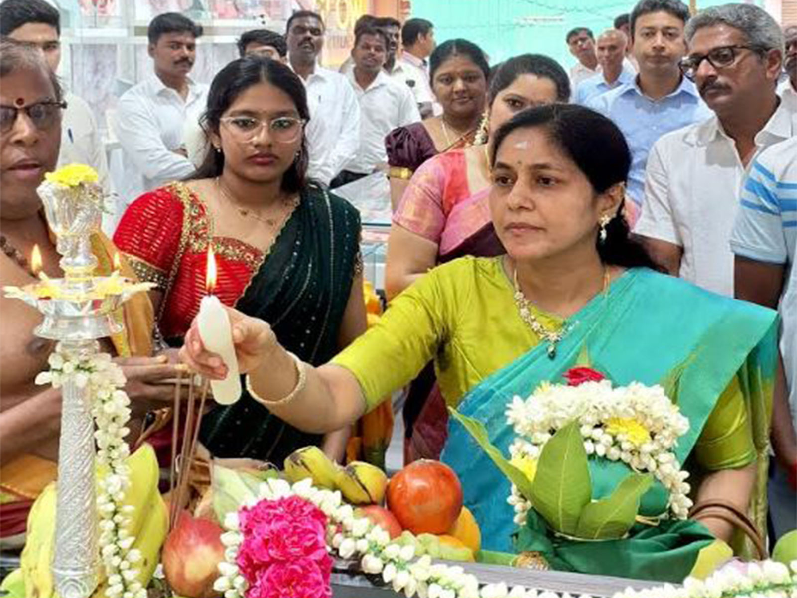 Dr. Anusha, Glow by Kirtilals Madurai Channel Partner inaugurated the new showroom Dr. Anusha, Glow by Kirtilals Madurai Channel Partner inaugurated the new showroom