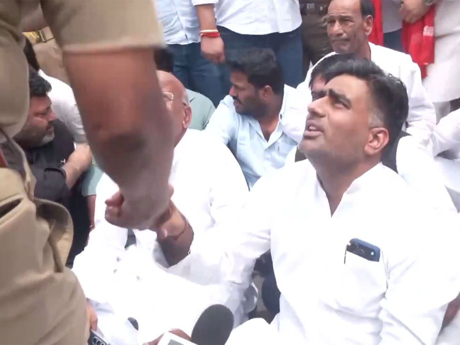 Delegations from SP, CPI(M) staged sit-in on DND Flyway (Photo: ANI) Delegations from SP, CPI(M) staged sit-in on DND Flyway (Photo: ANI)