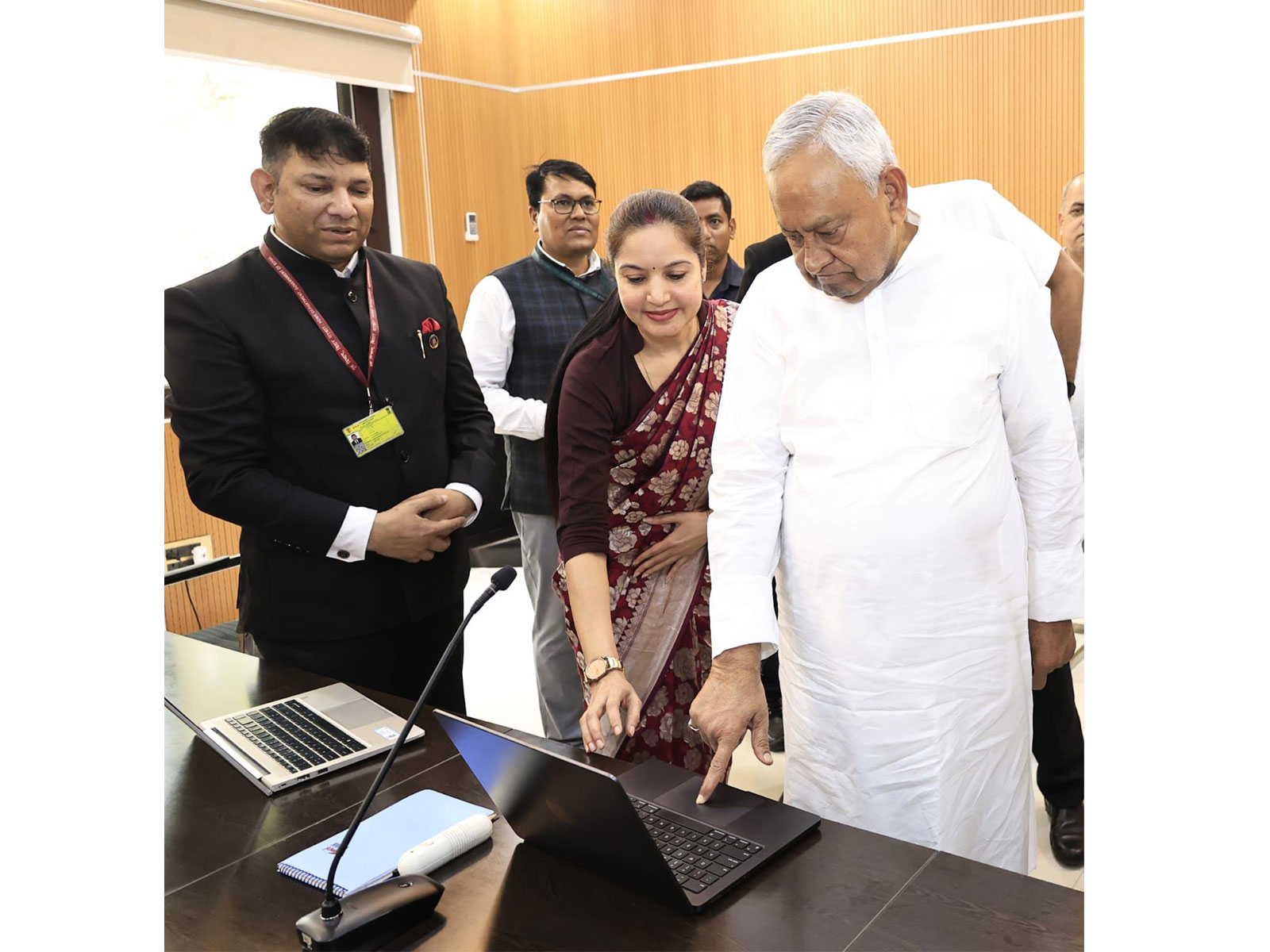 Nitish Kumar filled out the self-enumeration form (Photo/@NitishKumar) Nitish Kumar filled out the self-enumeration form (Photo/@NitishKumar)