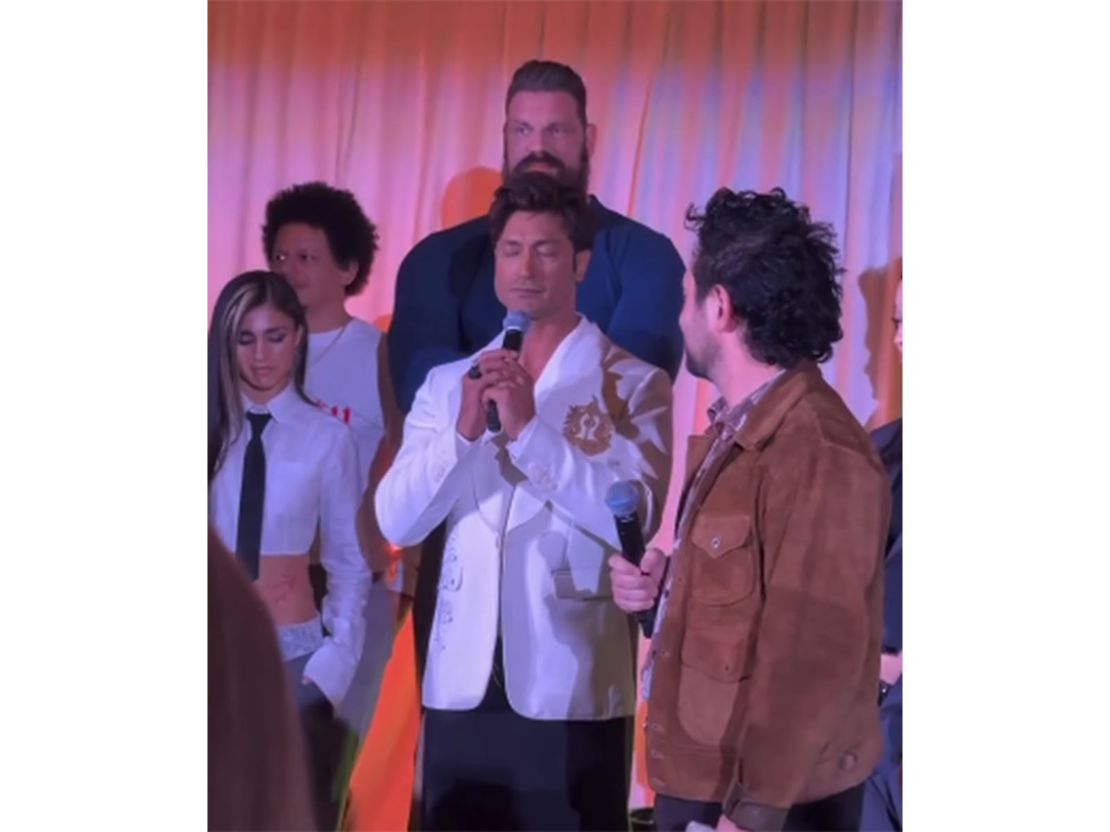 Vidyut Jammwal chants Gayatri Mantra at CinemaCon (Photo/Instagram@mevidyutjammwal) Vidyut Jammwal chants Gayatri Mantra at CinemaCon (Photo/Instagram@mevidyutjammwal)