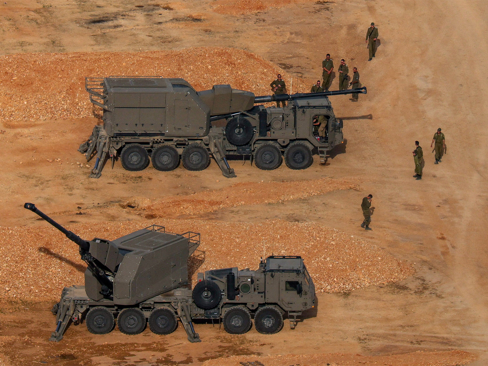 Israeli soldiers next to artillery vehicles near the Israel-Lebanon border, in northern Israel (Photo/Reuters) Israeli soldiers next to artillery vehicles near the Israel-Lebanon border, in northern Israel (Photo/Reuters)