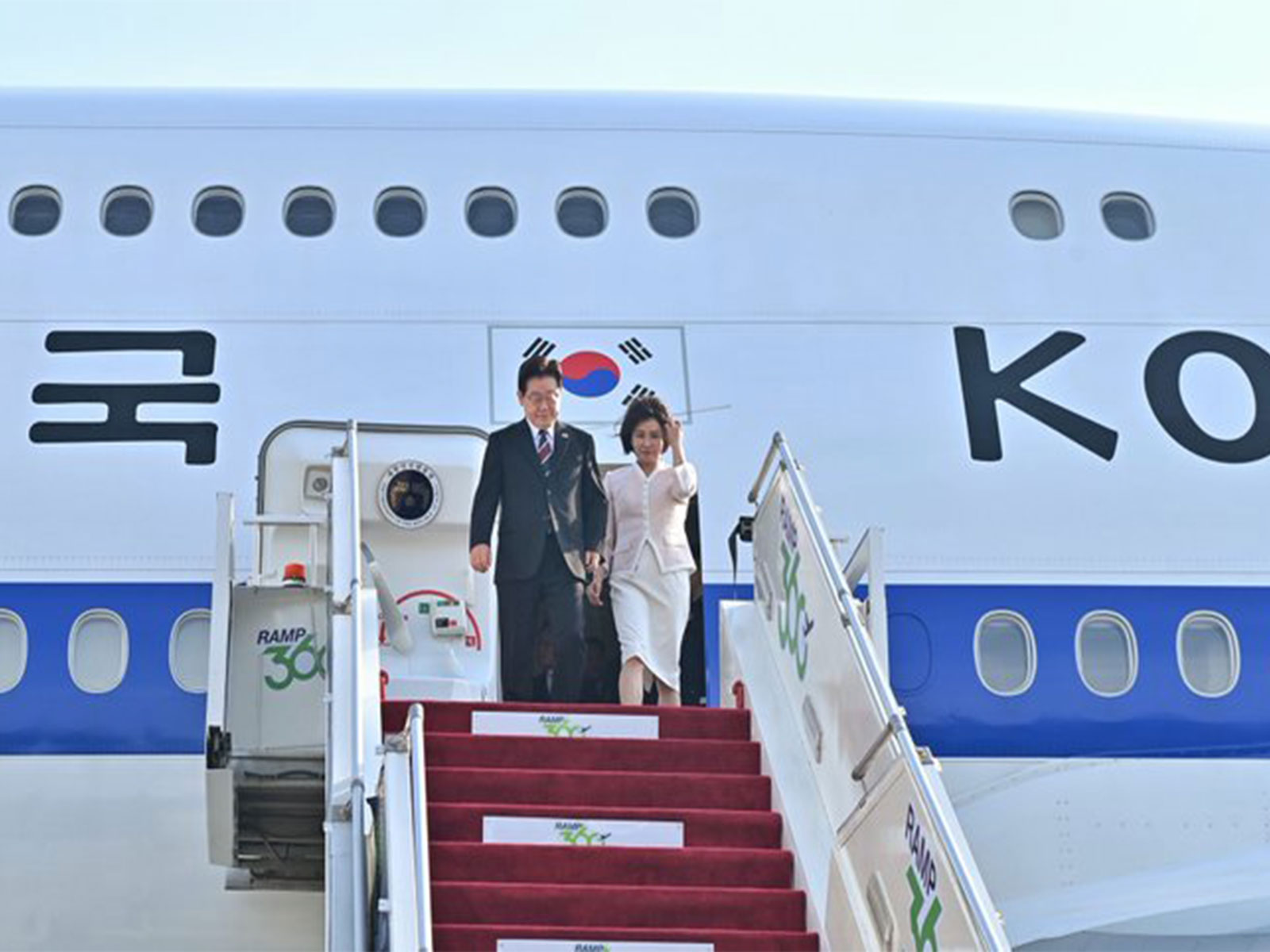 President of South Korea, Lee Jae-myung, accompanied by First Lady Kim Hea-kyung, arrives in India. (Photo/@MEAIndia) President of South Korea, Lee Jae-myung, accompanied by First Lady Kim Hea-kyung, arrives in India. (Photo/@MEAIndia)
