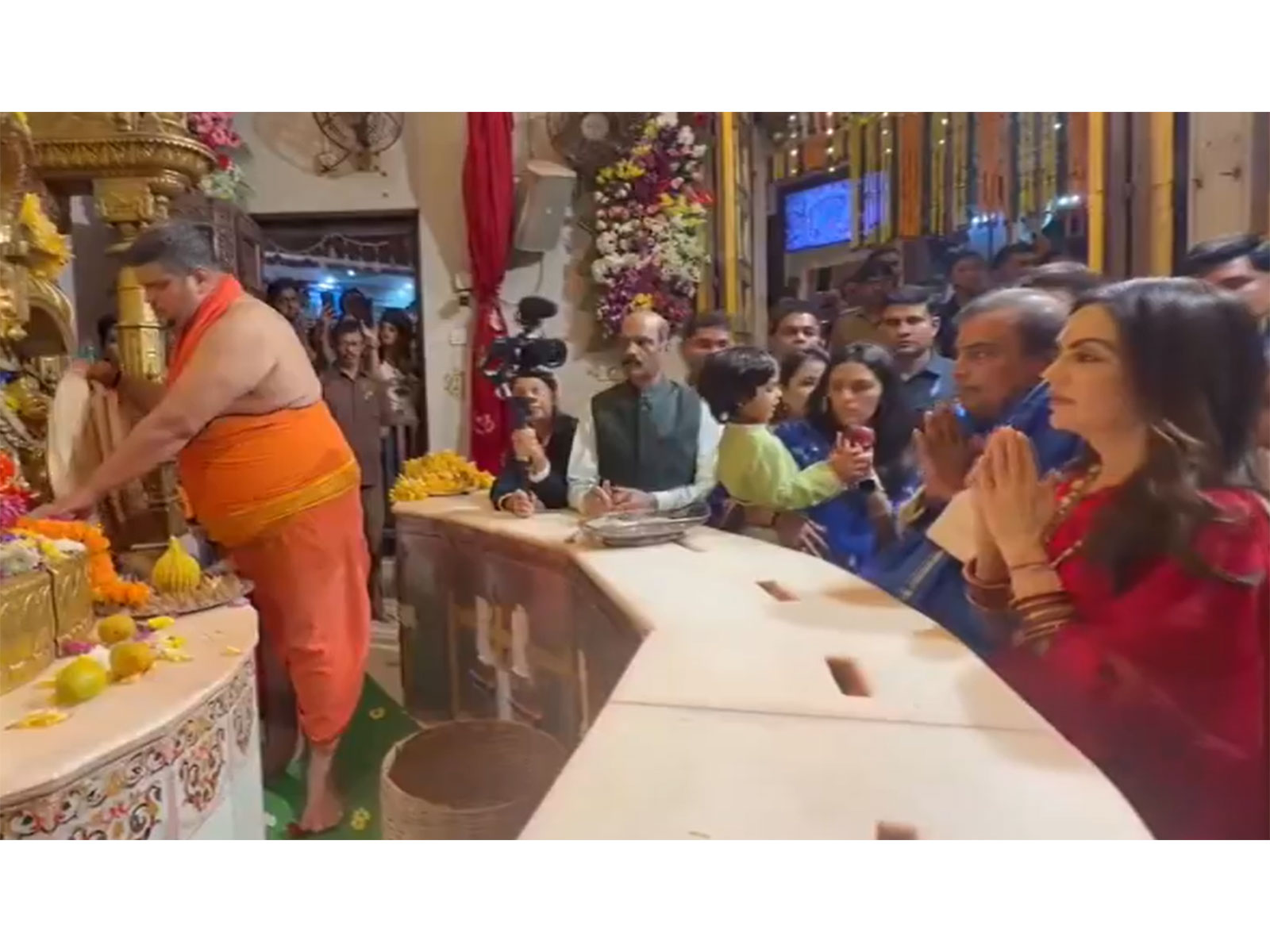 Mukesh Ambani visits Siddhivinayak temple with family (Photo/ANI) Mukesh Ambani visits Siddhivinayak temple with family (Photo/ANI)