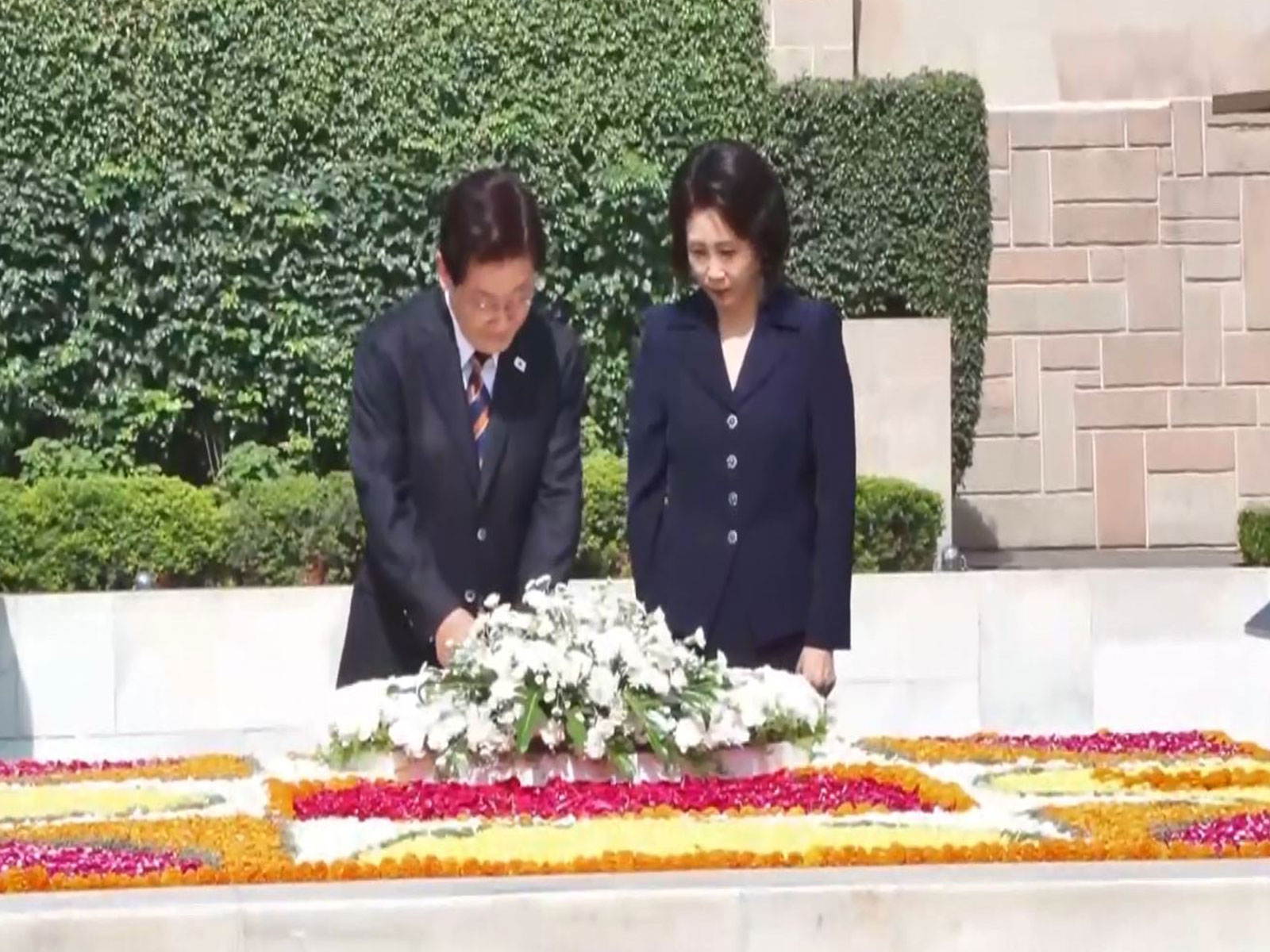 South Korean President Lee Jae-myung and First Lady Kim Hea-kyung pay tribute to Mahatma Gandhi at Rajghat during their state visit to India. (Photo/ANI) South Korean President Lee Jae-myung and First Lady Kim Hea-kyung pay tribute to Mahatma Gandhi at Rajghat during their state visit to India. (Photo/ANI)