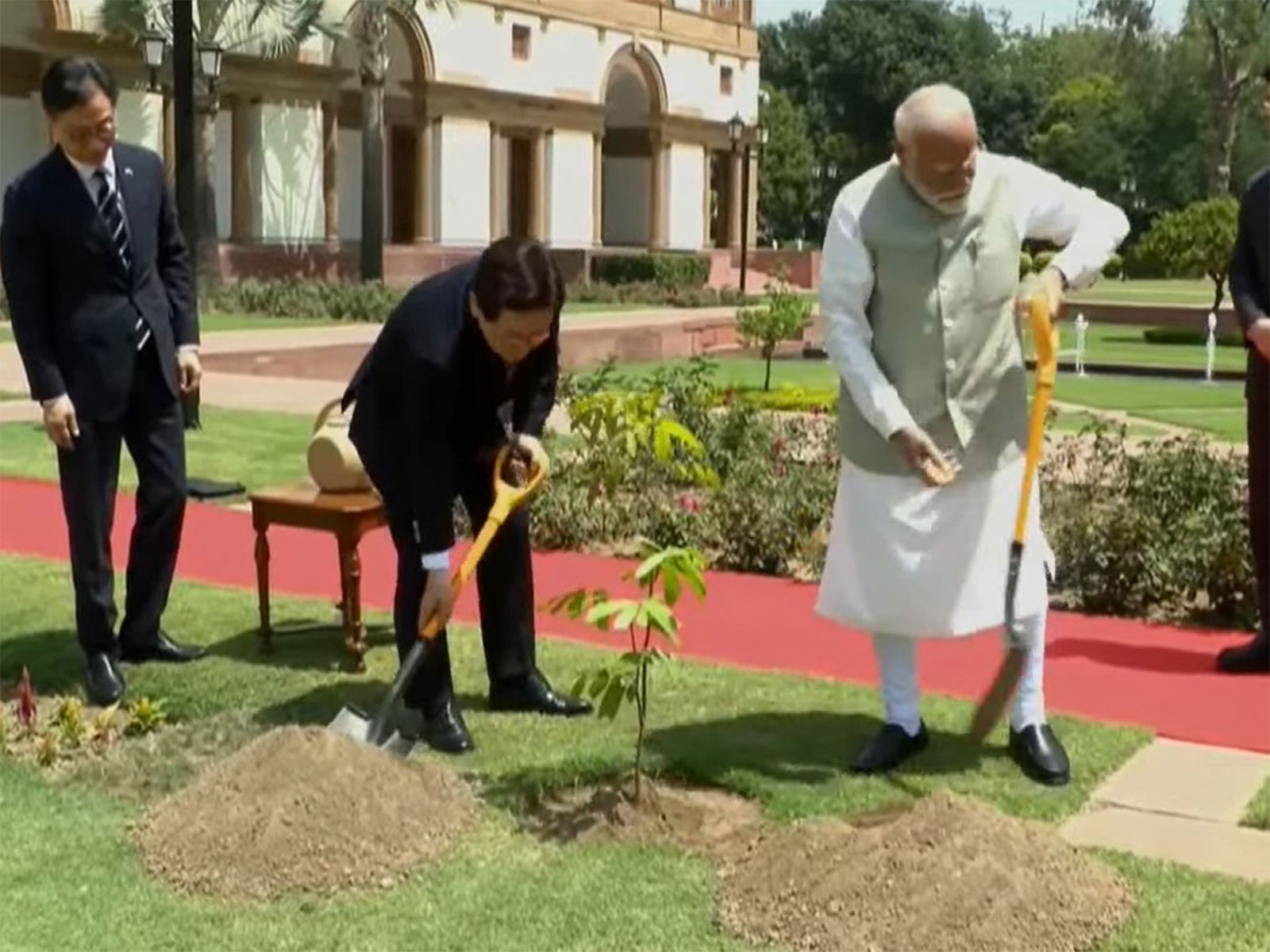 PM Modi planting tree with South Korean President Lee Jae Myung (Photo/ANI) PM Modi planting tree with South Korean President Lee Jae Myung (Photo/ANI)