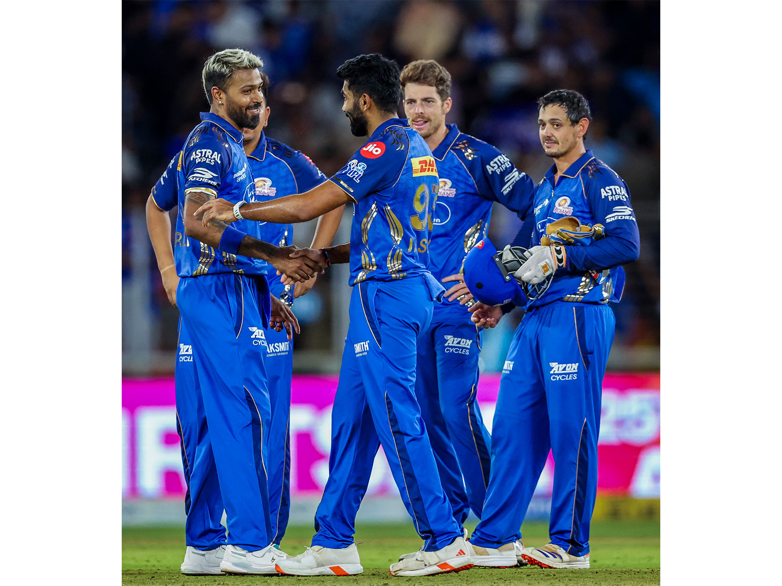 Mumbai Indians' squad celebrate their win over Gujarat Titans. (Photo/ANI) Mumbai Indians' squad celebrate their win over Gujarat Titans. (Photo/ANI)