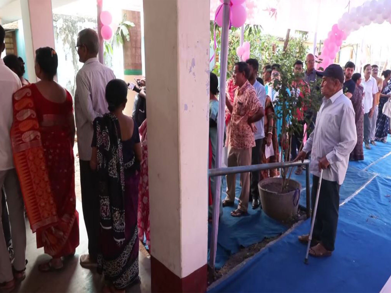 Long Queue Of Voters At Polling Booth Number 187 & 188 in Bankura, West Bengal (Photo/ANI)