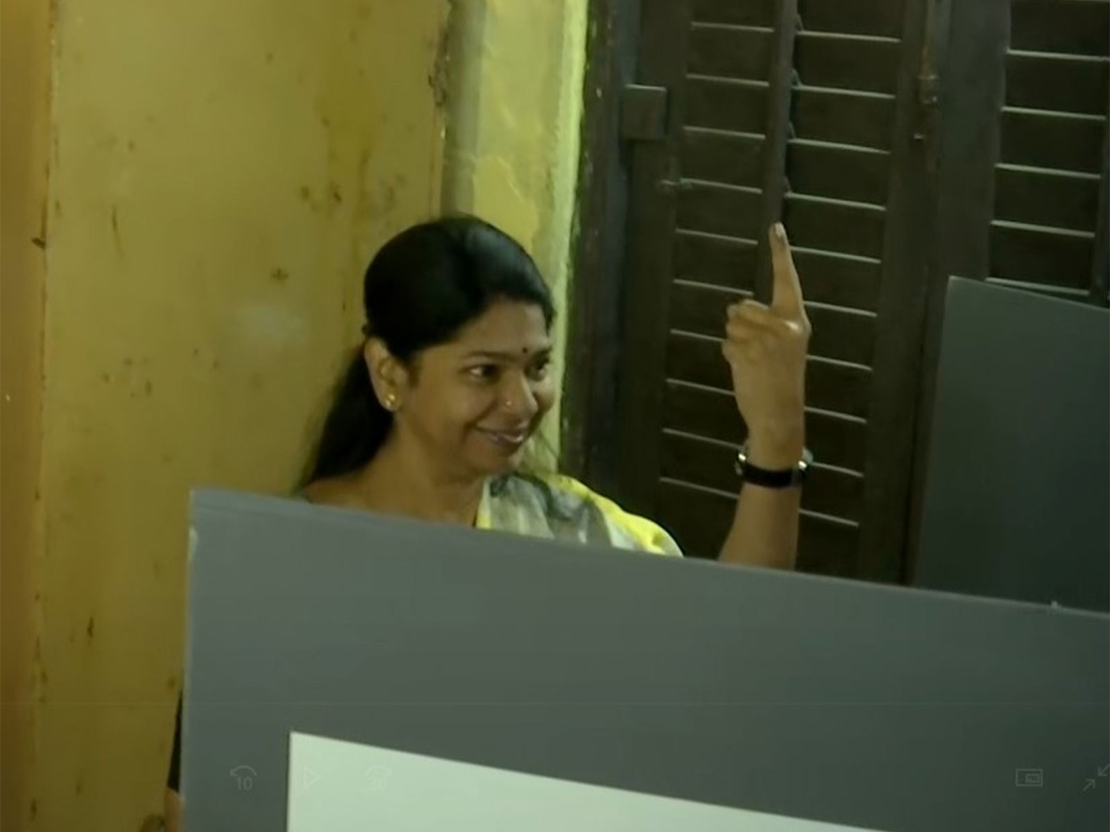 DMK MP Kanimozhi Karunanidhi casts her vote (Photo/ANI)
