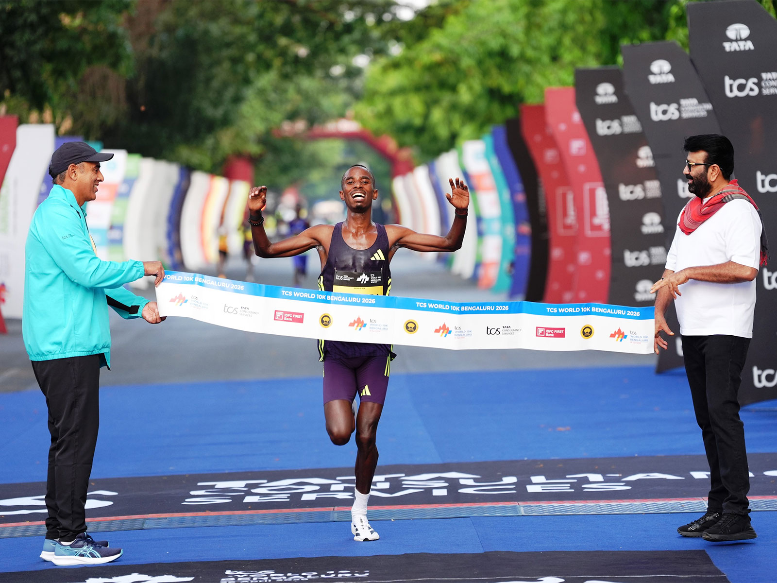 Men's Overall winner Burundi’s Rodrigue Kwizera crossed finish line. (Photo: TCS World 10K Bengaluru 2026)