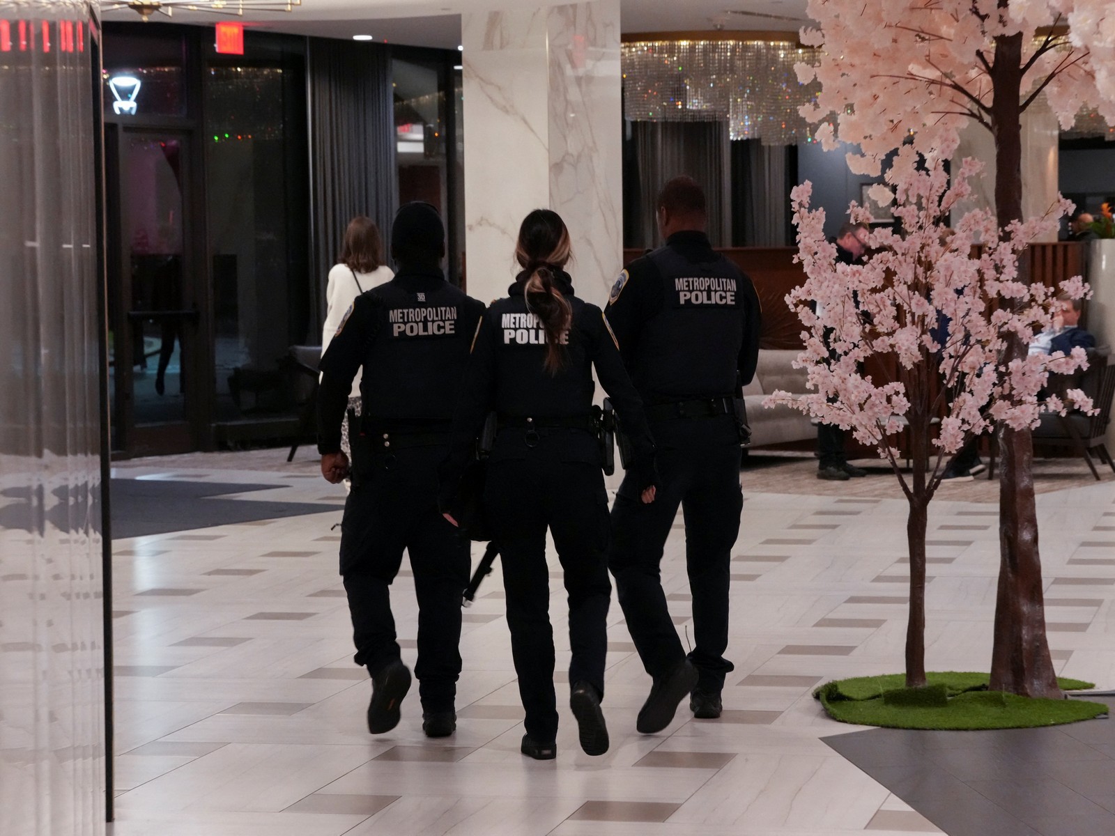 Metropolitan Police officers walk at the venue, following a shooting incident during the annual White House Correspondents' Association dinner (Photo/ Reuters) Metropolitan Police officers walk at the venue, following a shooting incident during the annual White House Correspondents' Association dinner (Photo/ Reuters)