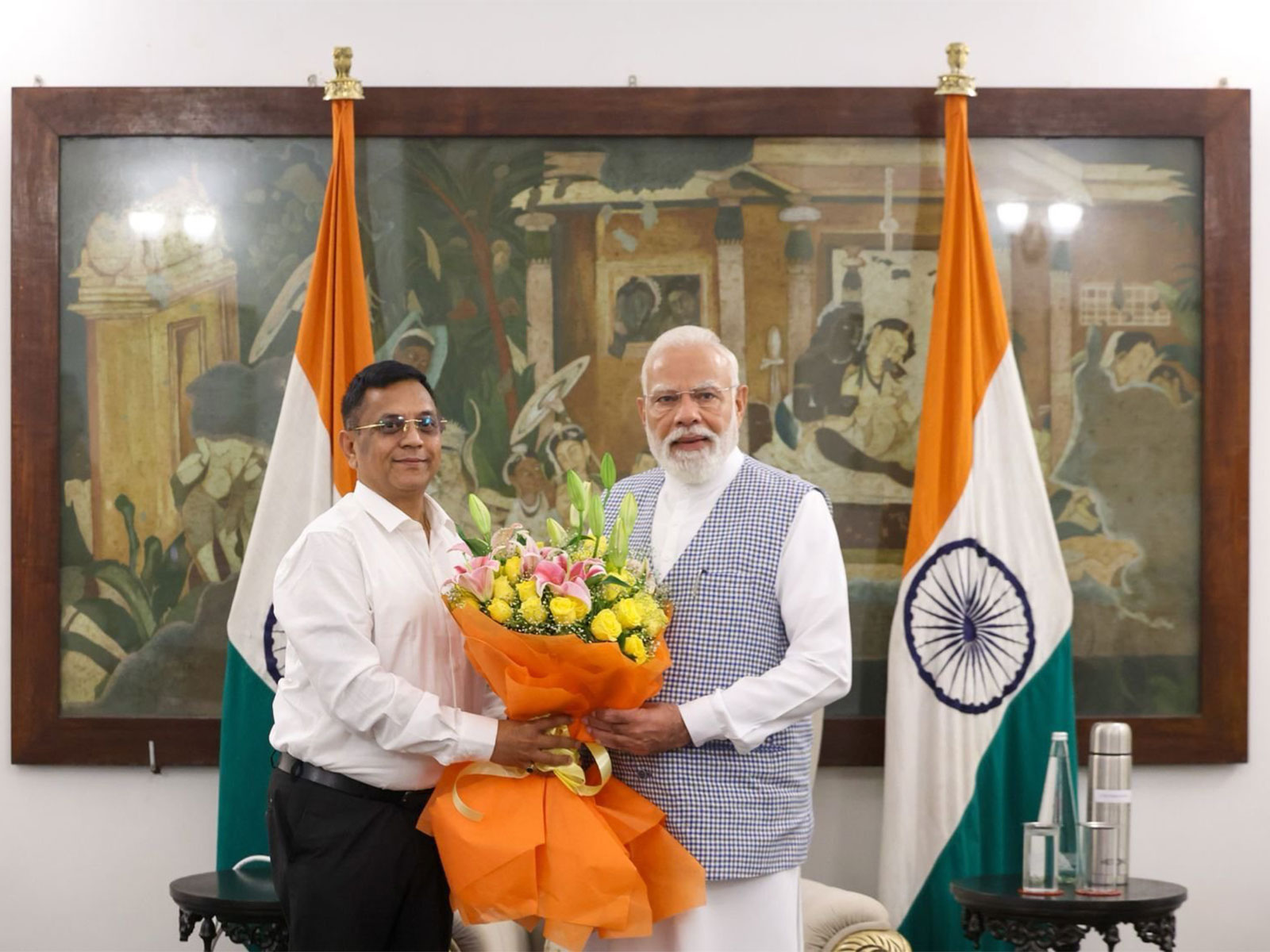 PM Narendra Modi with NITI Ayog member, Gobardhan Das ( Photo/@X-NarendraModi) PM Narendra Modi with NITI Ayog member, Gobardhan Das ( Photo/@X-NarendraModi)