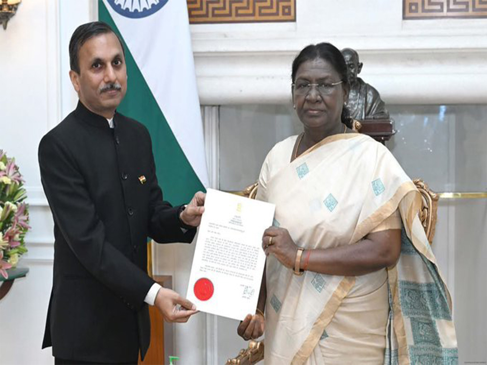 India's Ambassador-designate to Thailand, Puneet Agrawal meets President Droupadi Murmu (Photo/X/@IndiainThailand)