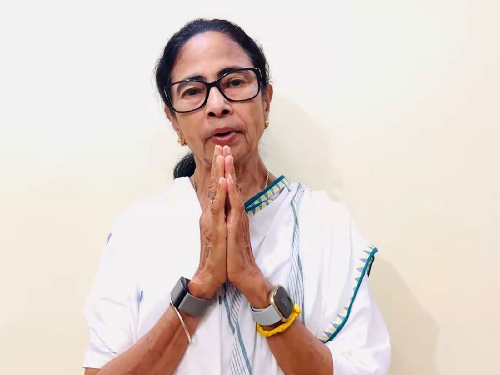 கருத்துக்கணிப்புகளை நிராகரித்த மம்தா பானர்ஜி, "பாஜக அலுவலகத்தில் இருந்து  பரப்பப்பட்டது" என்று கூறி, "2026ல் டிஎம்சி 226ஐ தாண்டும்" என்று ...