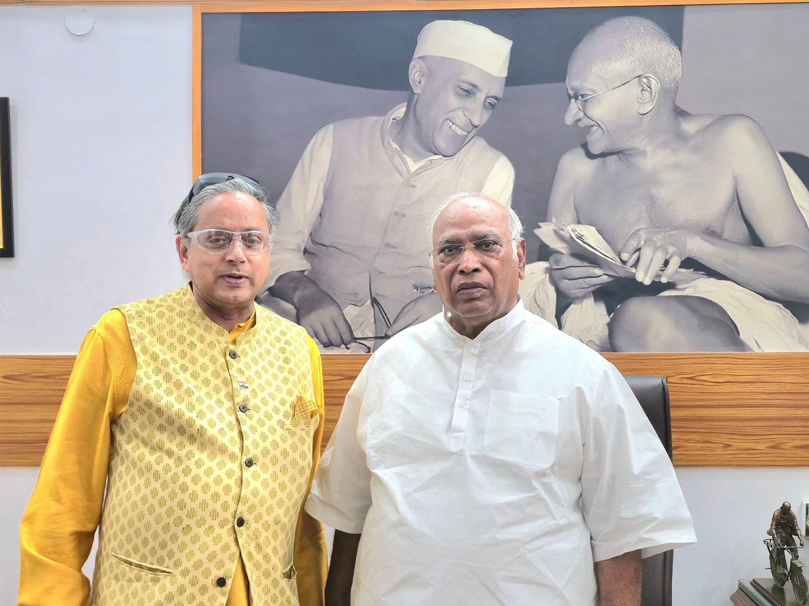 Congress MP Shashi Tharoor met with party President Mallikarjun Kharge (Photo/@ShashiTharoor)