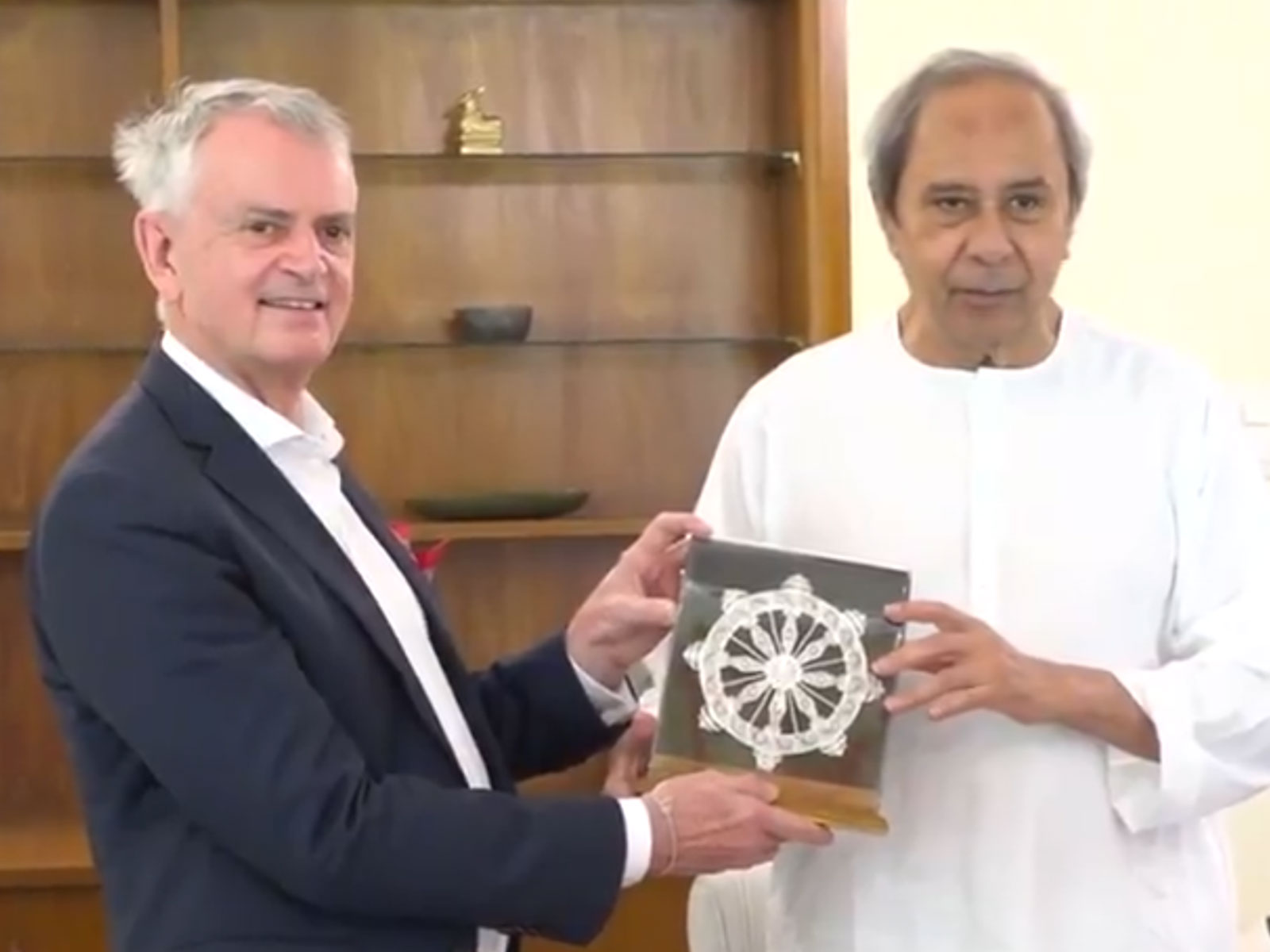 Christopher Cooter, High Commissioner of Canada to India with Naveen Patnaik, Leader of Opposition in Odisha Assembly (Photo: X@Naveen_Odisha)