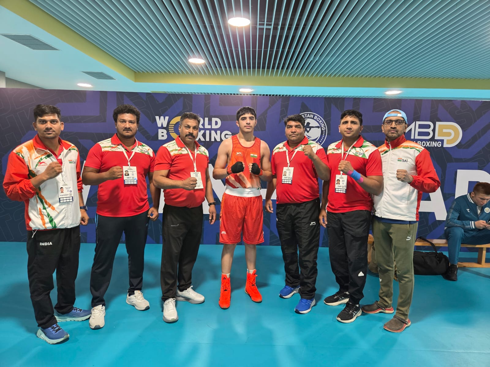 Lakshay (75kg) U-17 celebrates his QF win with coaches (Photo: BFI)