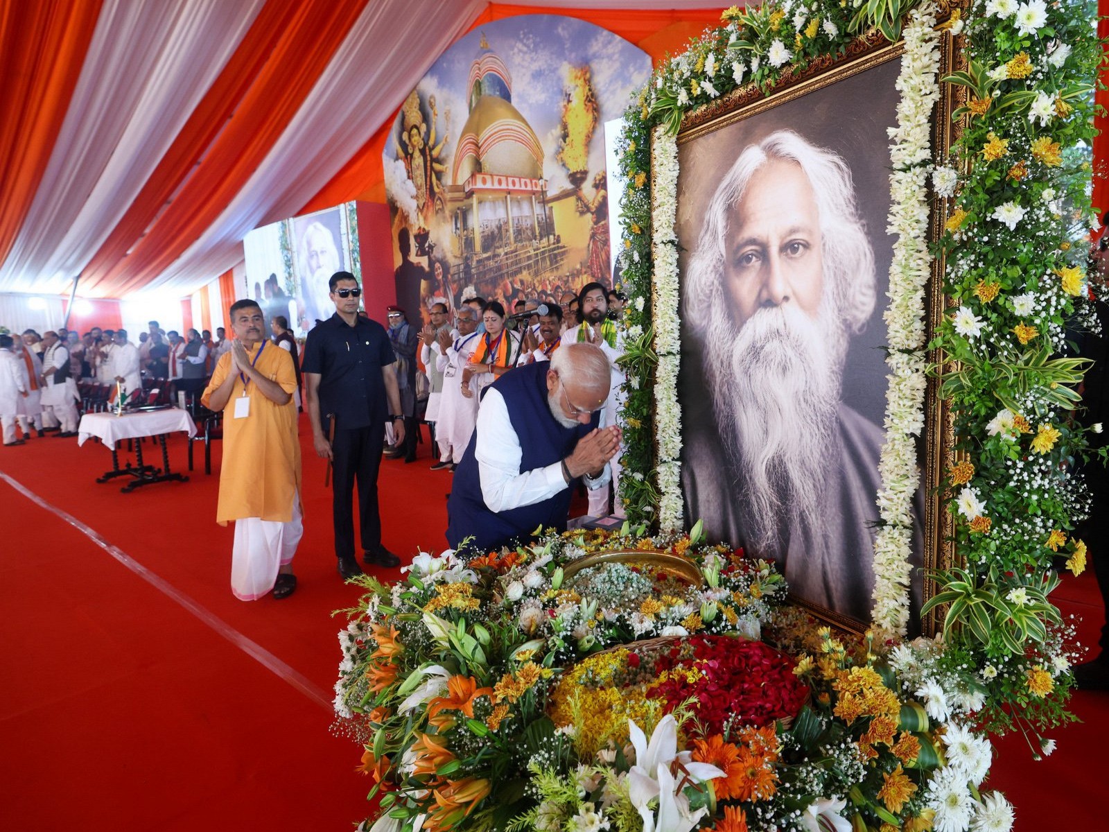 Prime Minister Narendra Modi pays tribute to Rabindranath Tagore during the oath-taking ceremony (Photo/@narendramodi)