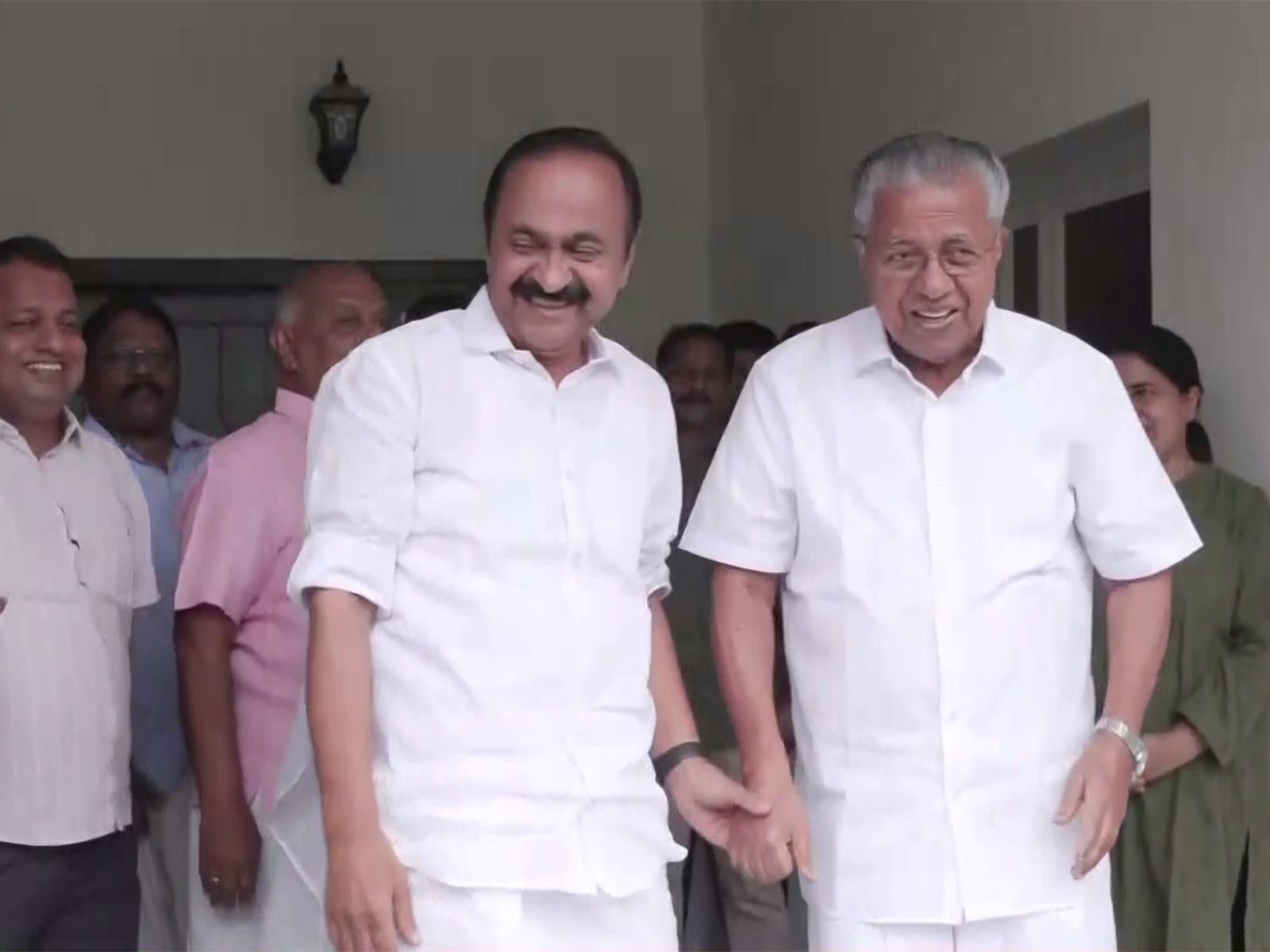 Keralam CM designate VD Satheesan with outgoing CM Pinarayi Vijayan in Thiruvananthapuram. (Photo/ANI)