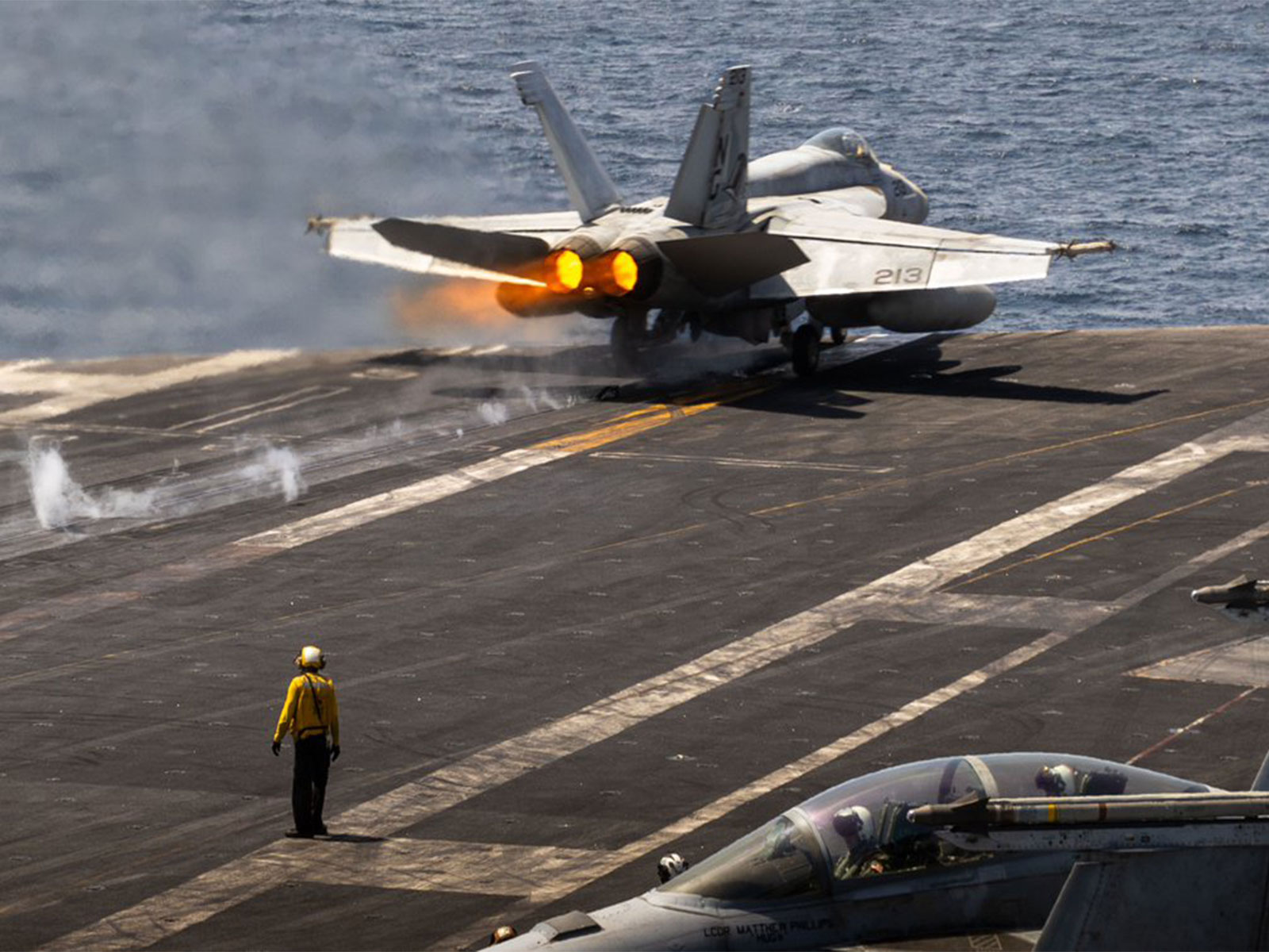 Navy fighter jets launching from the aircraft carrier USS Abraham Lincoln (CVN 72) (Photo/X@CENTCOM) Navy fighter jets launching from the aircraft carrier USS Abraham Lincoln (CVN 72) (Photo/X@CENTCOM)