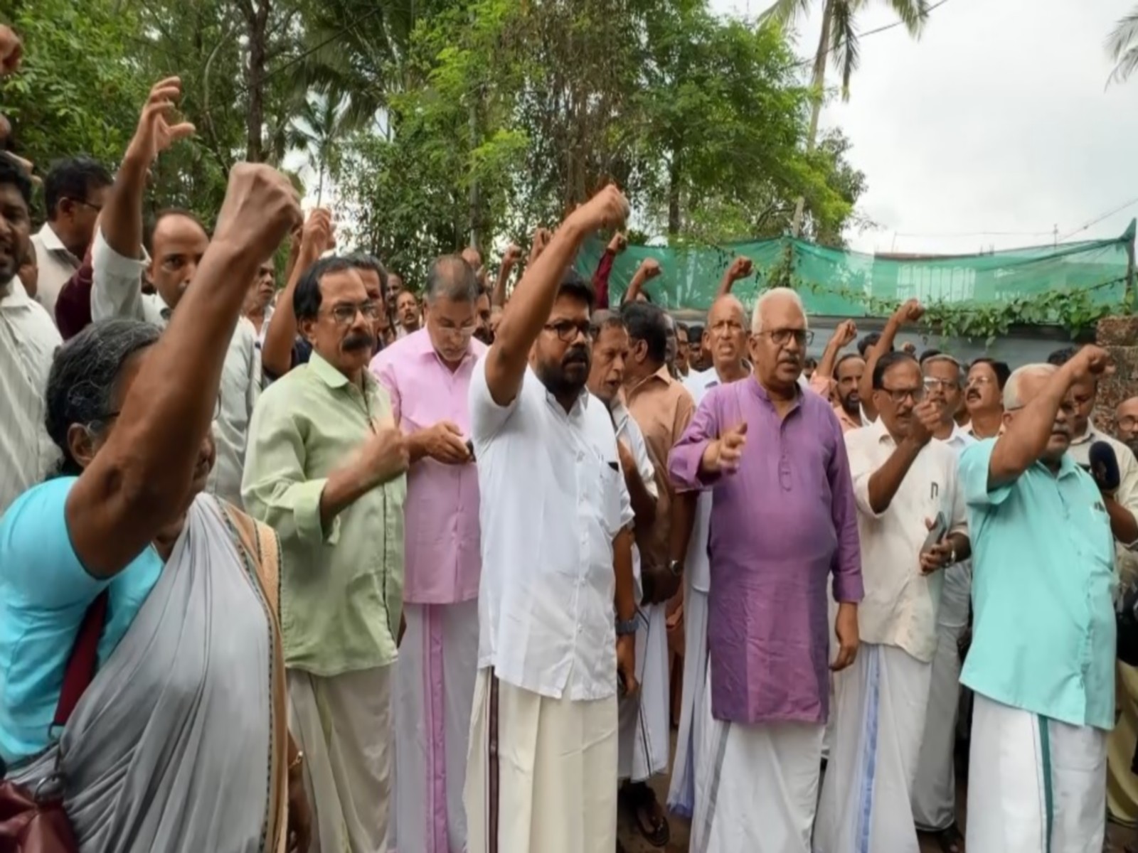 CPI (M) workers protest against ED raid on Former Keralam CM Pinarayi Vijayan residemce (Photo/ANI) CPI (M) workers protest against ED raid on Former Keralam CM Pinarayi Vijayan residemce (Photo/ANI)