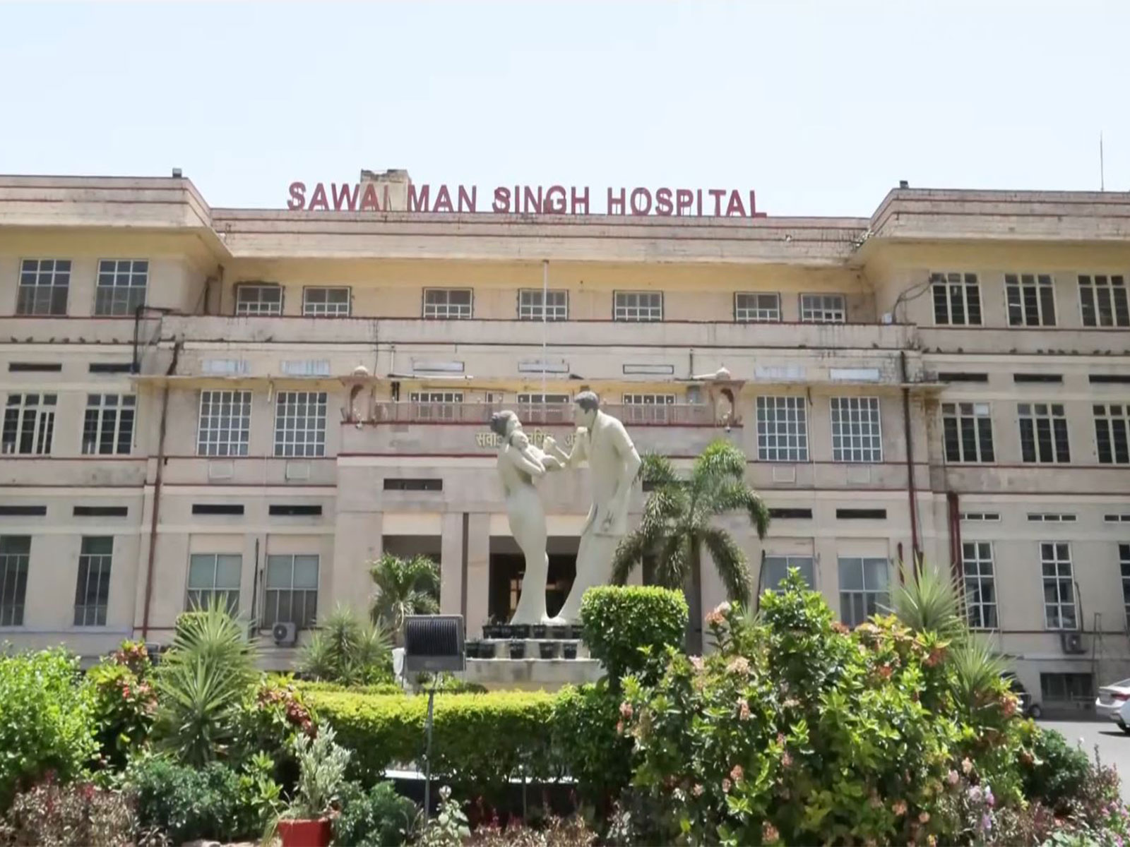 Visual from outside Sawai Man Singh hospital (Photo/ANI) Visual from outside Sawai Man Singh hospital (Photo/ANI)