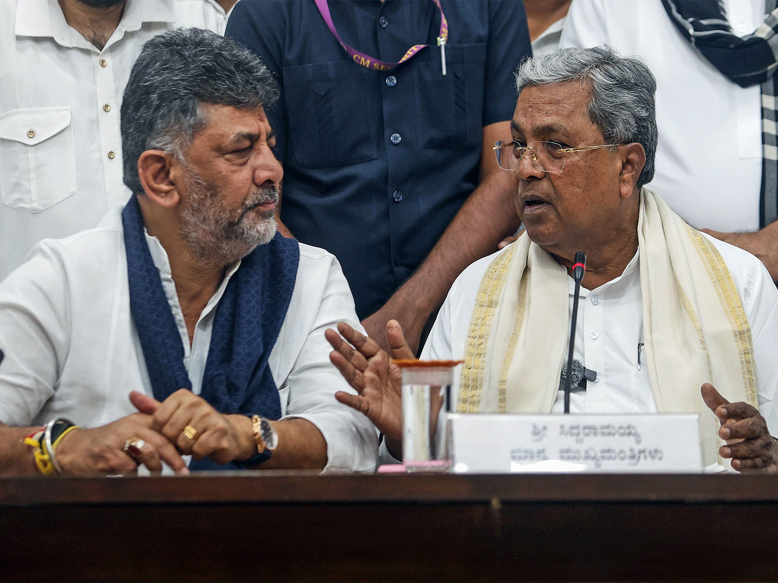DK Shivakumar (L) and Siddaramaiah (R) (Photo/ANI)